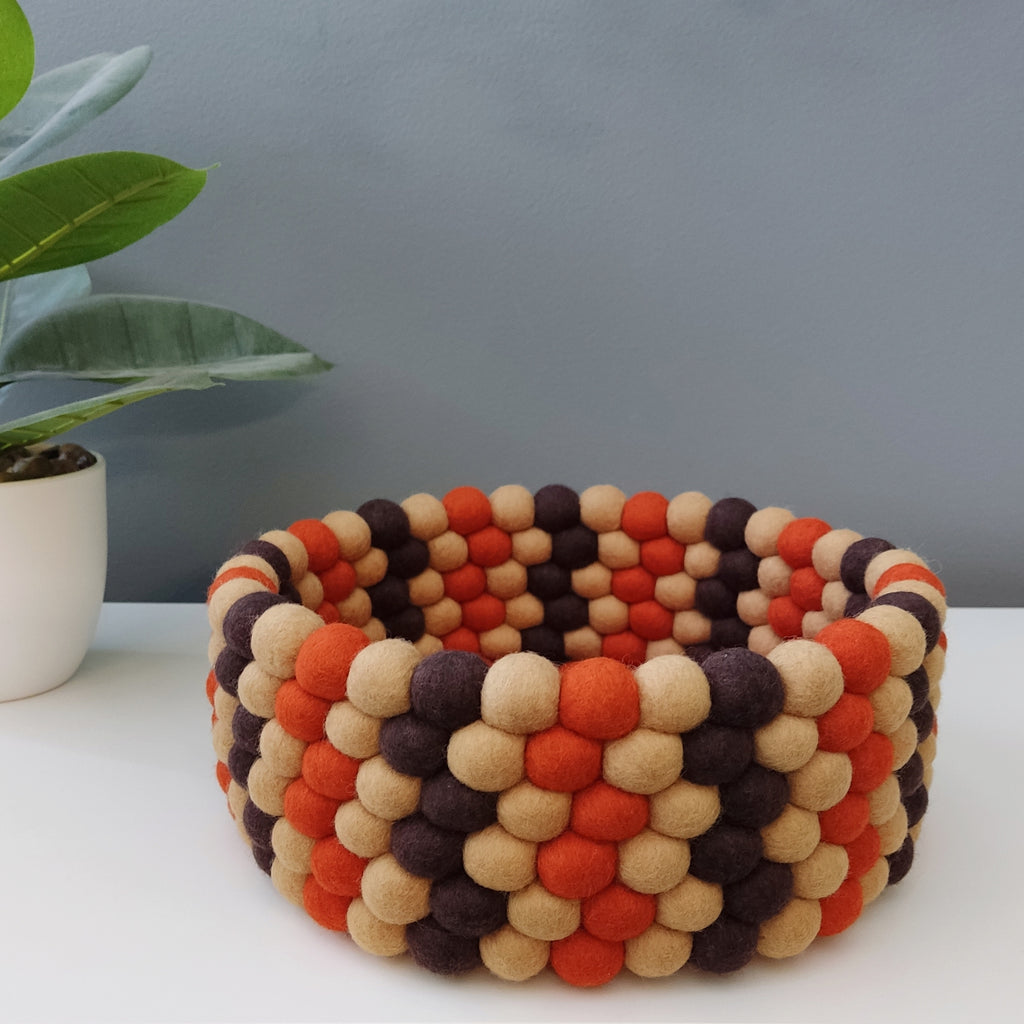Panier en feutre rétro vintage à pompons beige, orange et brun – CELAINEDECO