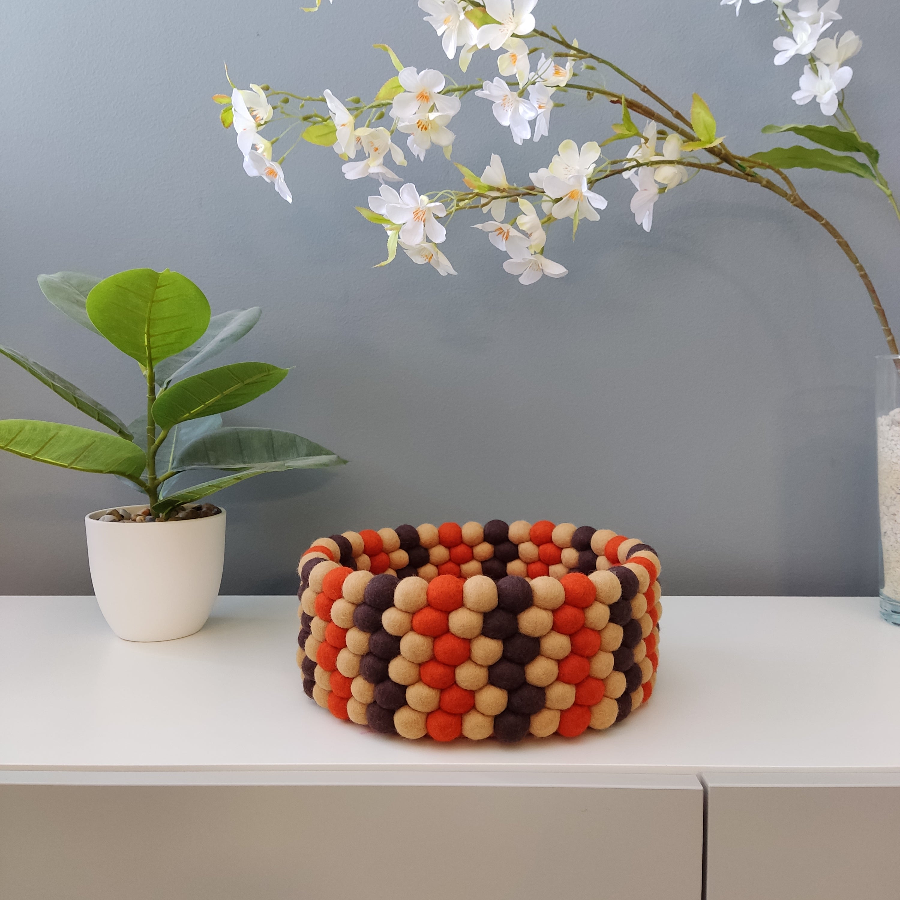 Panier en pompons feutrés motif géométrique rétro – vue de face – CELAINEDECO