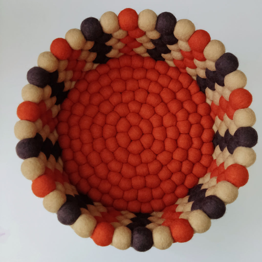 Panier artisanal en feutre rétro vintage – vue de dessus – CELAINEDECO