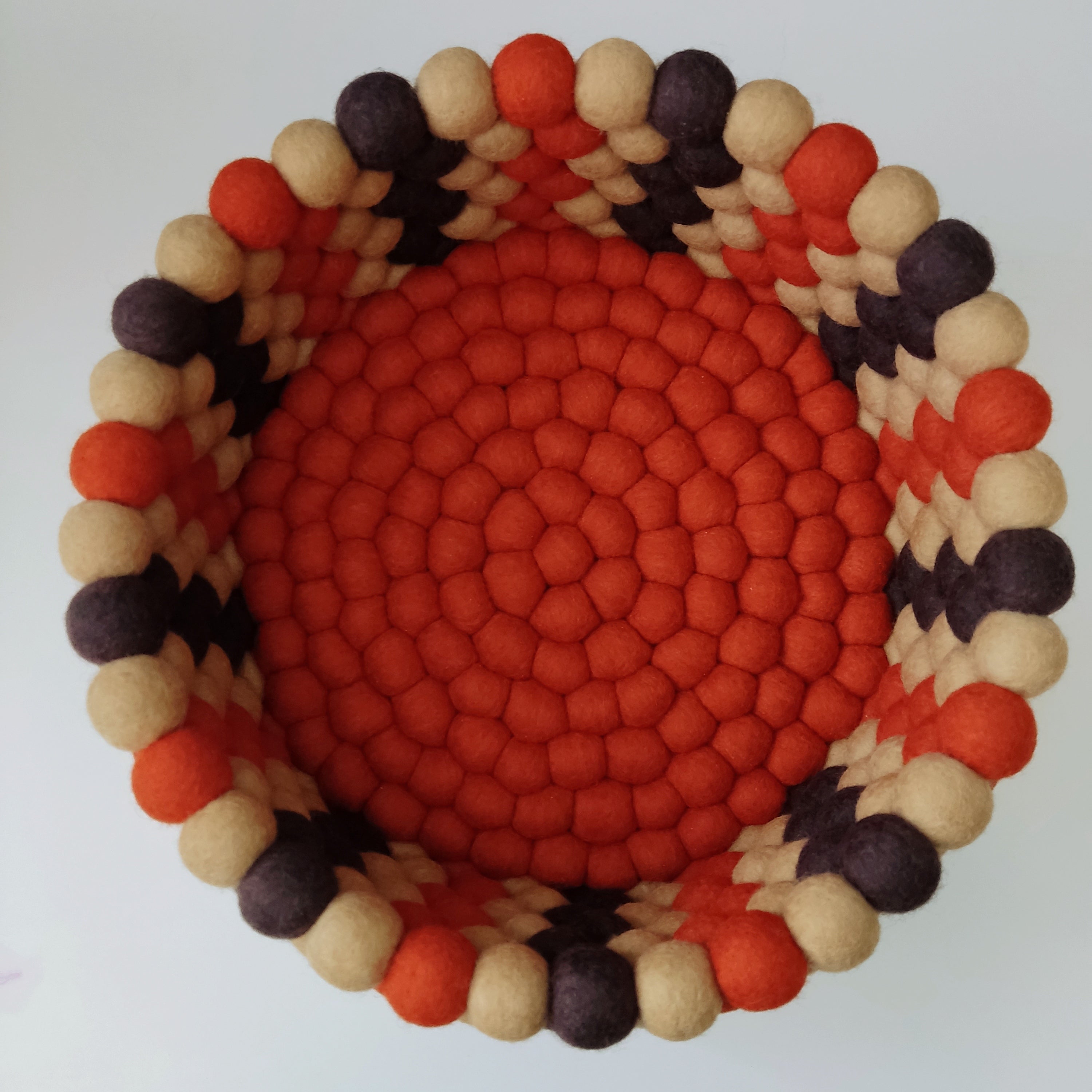 Panier artisanal en feutre rétro vintage – vue de dessus – CELAINEDECO