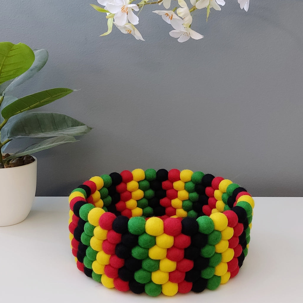 Panier en feutre Roots & Wool – boules de laine mérinos noir, rouge, jaune et vert, fait main en France, 24,5 cm