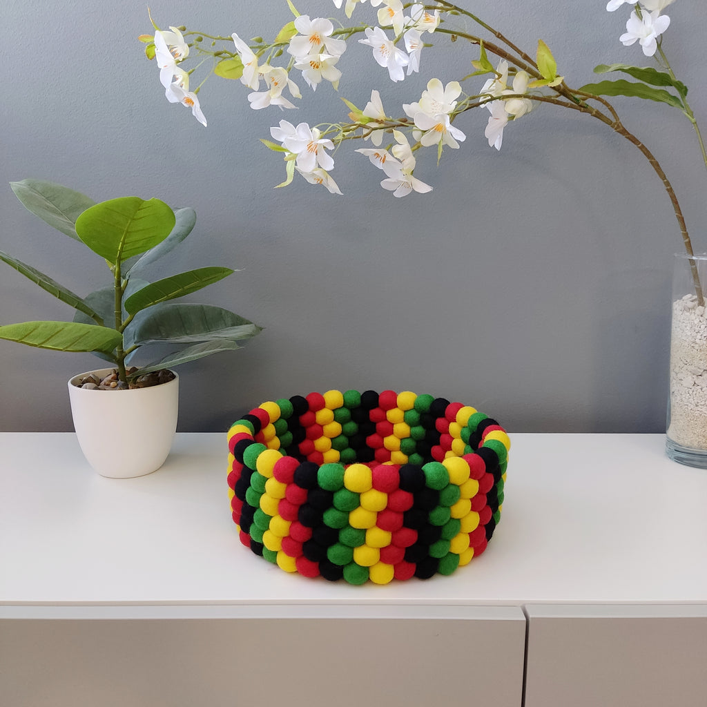 Corbeille en feutre pompons laine mérinos rayures rasta noir rouge jaune vert – CELAINEDECO