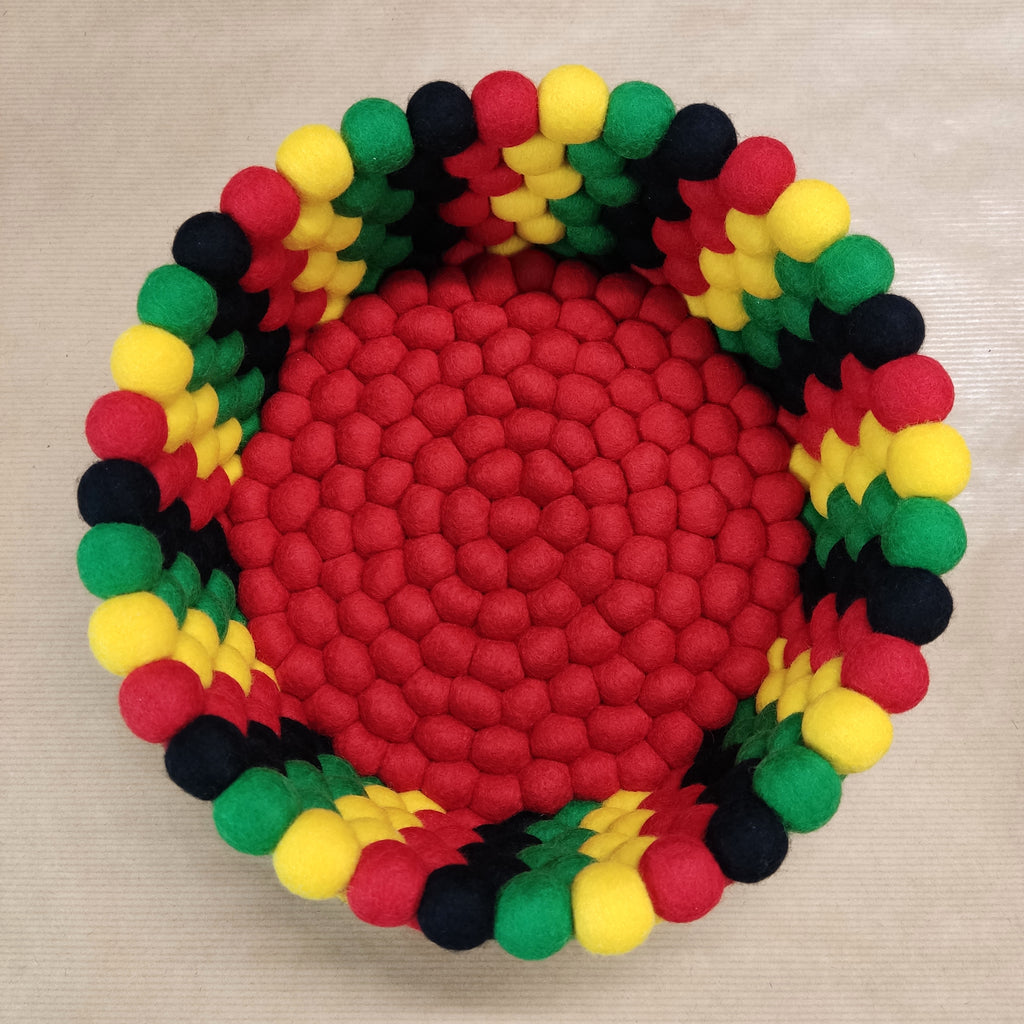 Panier artisanal en boules de feutre mérinos coloris reggae – vue de dessus, fait main France
