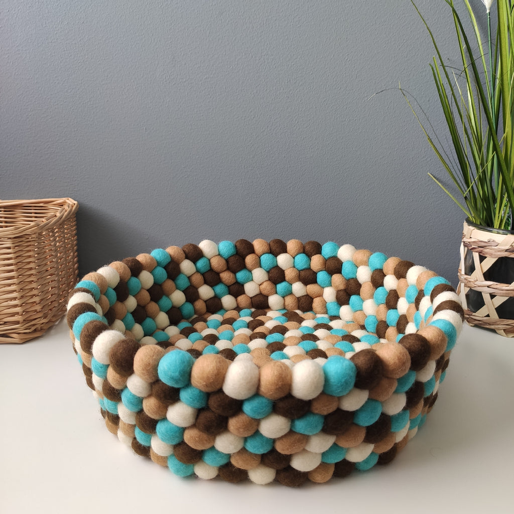 Panier en feutre Beige Sable et Bleu Lagon, vue de face – boules de feutre mérinos fait main – CELAINEDECO