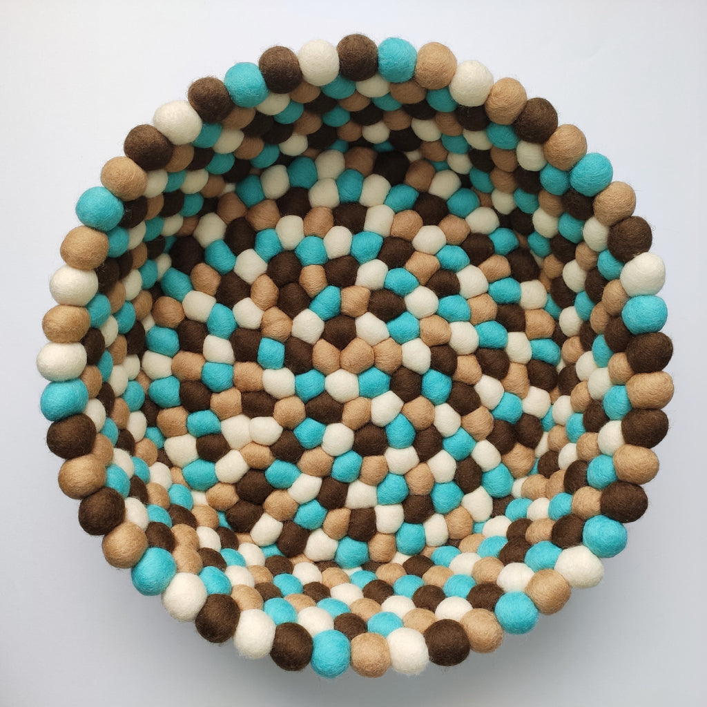Panier en feutre Sable & Lagon, vue de trois quarts – Beige Sable, Bleu Lagon, Brun Cacao, Blanc Crème – mélange aléatoire de boules de feutre mérinos – CELAINEDECO