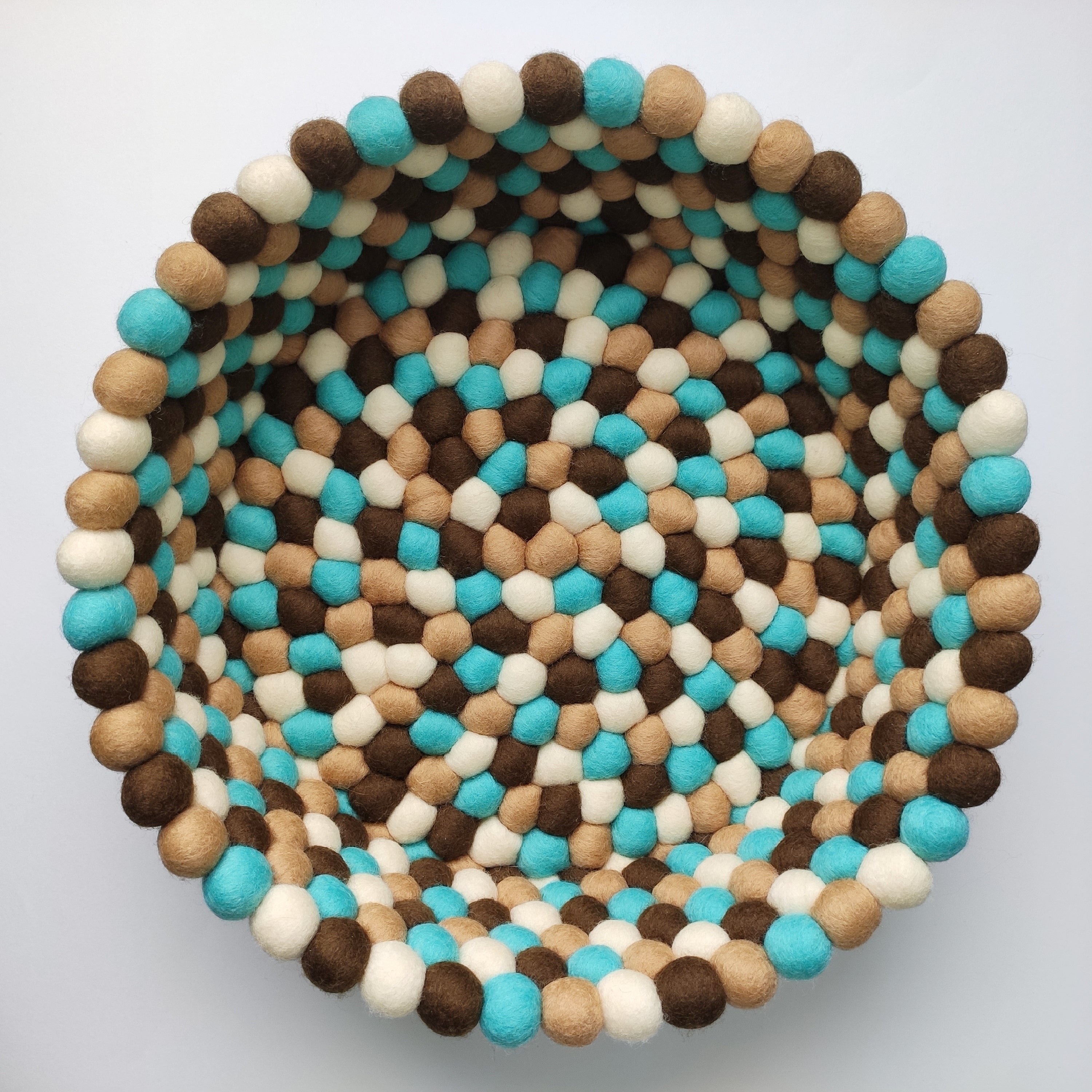 Panier en feutre Sable & Lagon, vue de trois quarts – Beige Sable, Bleu Lagon, Brun Cacao, Blanc Crème – mélange aléatoire de boules de feutre mérinos – CELAINEDECO