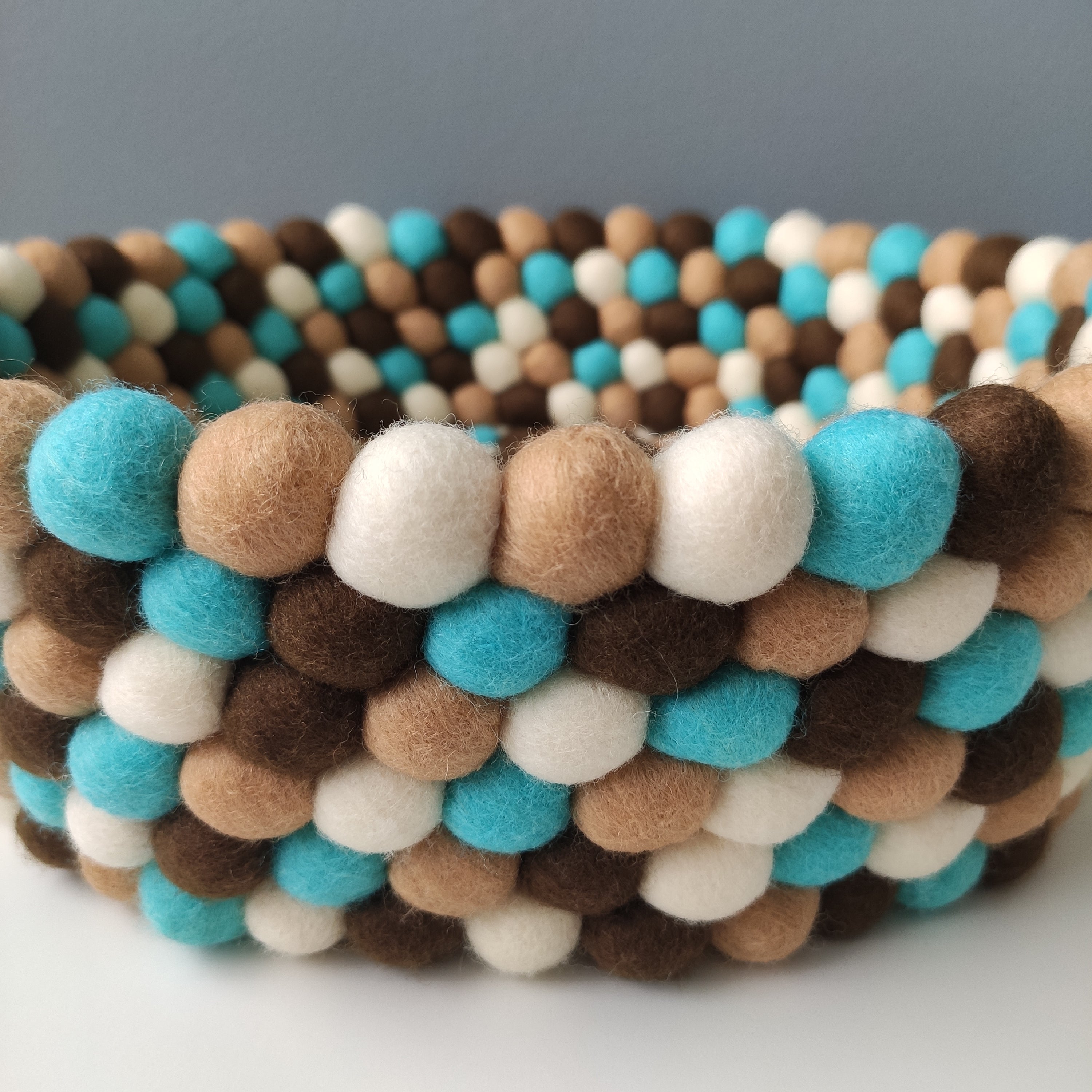Détail des boules de feutre mérinos Ø 2 cm – panier Sable & Lagon fait main en France – CELAINEDECO
