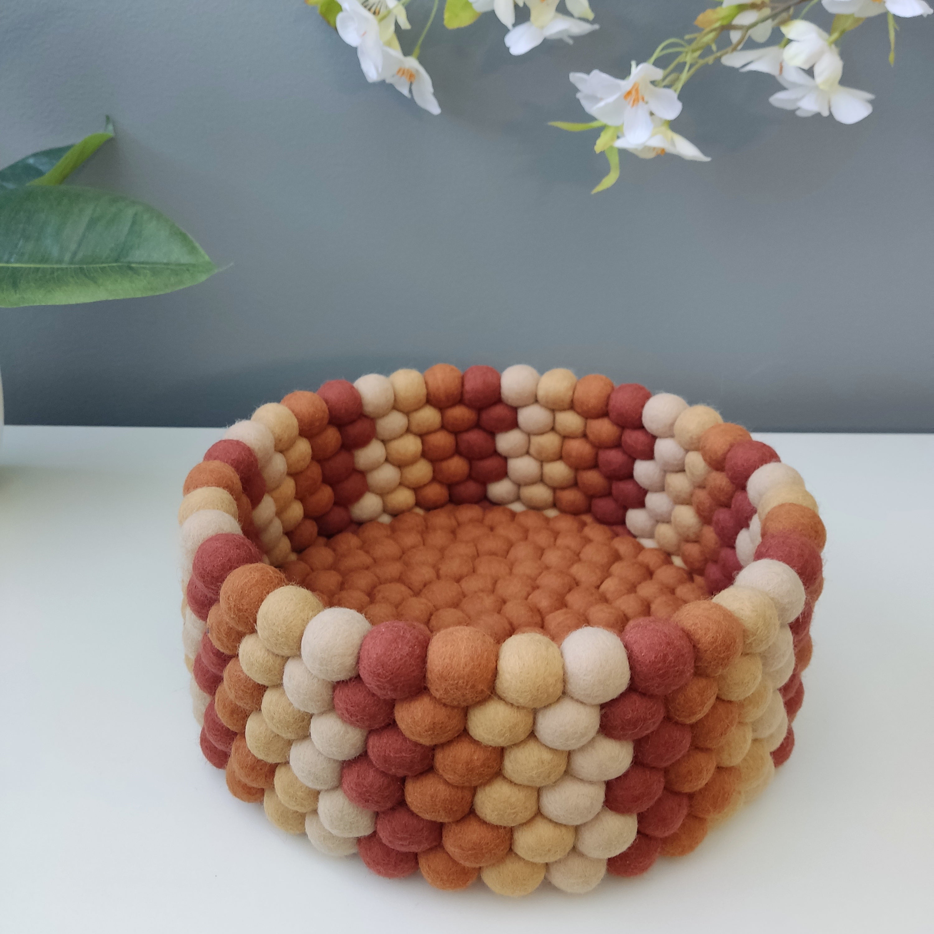 Corbeille ronde en boules de feutre terracotta – fabrication artisanale française – CELAINEDECO