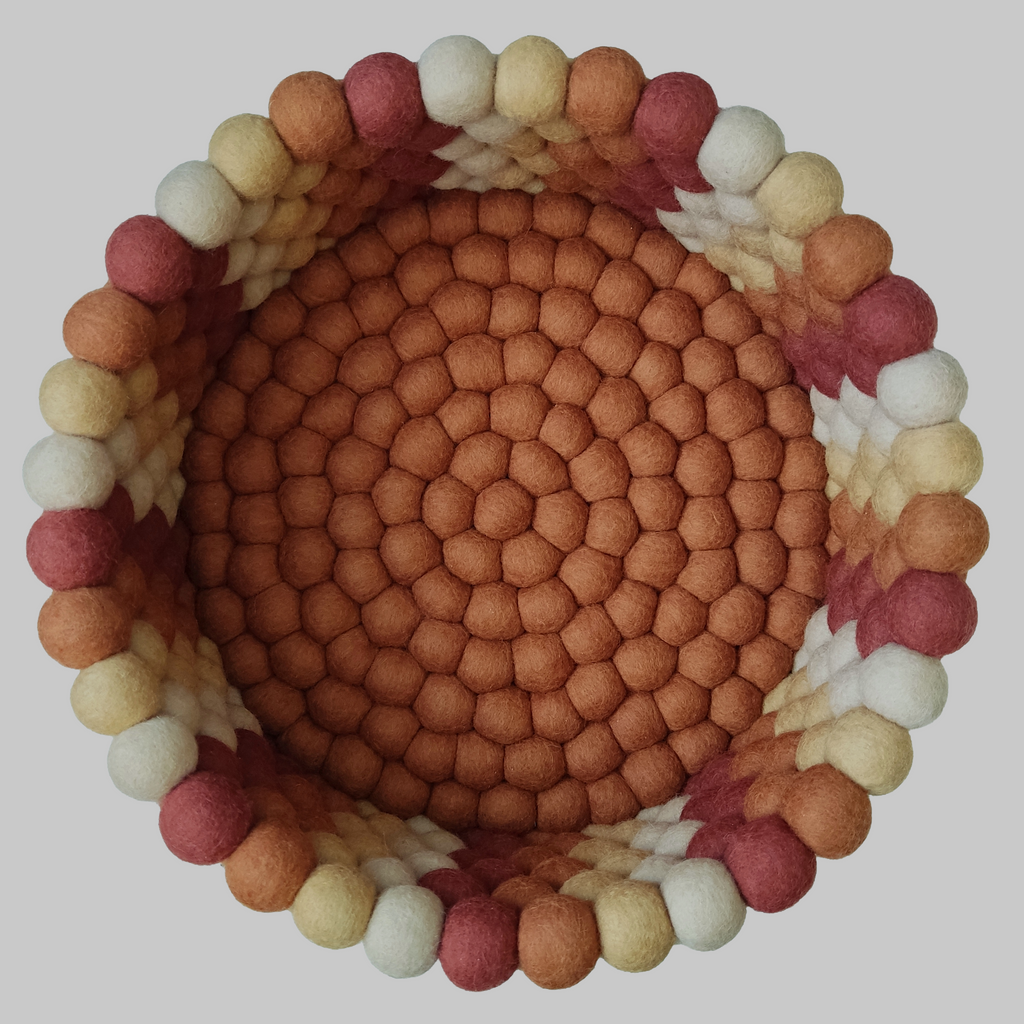 Corbeille ronde en boules de feutre de laine mérinos terracotta et beige - vue de dessus - CELAINEDECO