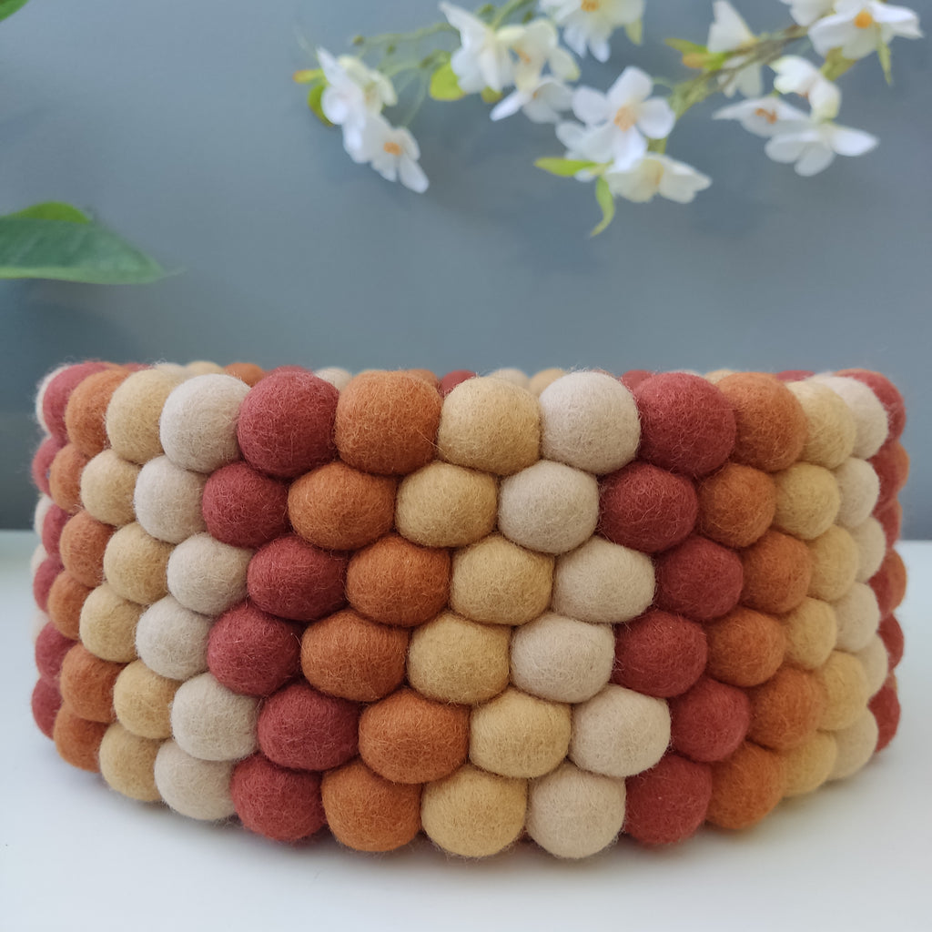Panier terracotta en pompons feutrés mérinos – tons terracotta cuivre beige – CELAINEDECO