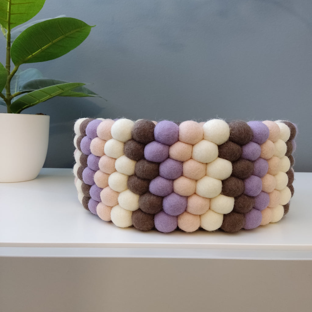 Panier en feutre pompons laine – motif géométrique floral, coloris Terre & Pétales