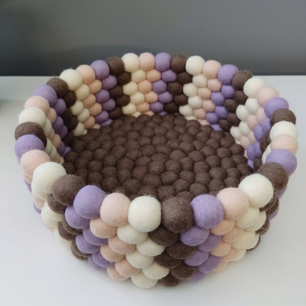 Panier en feutre artisanal Terre & Pétales – vue de dessus, pompons tons terre et mauve blanc blush