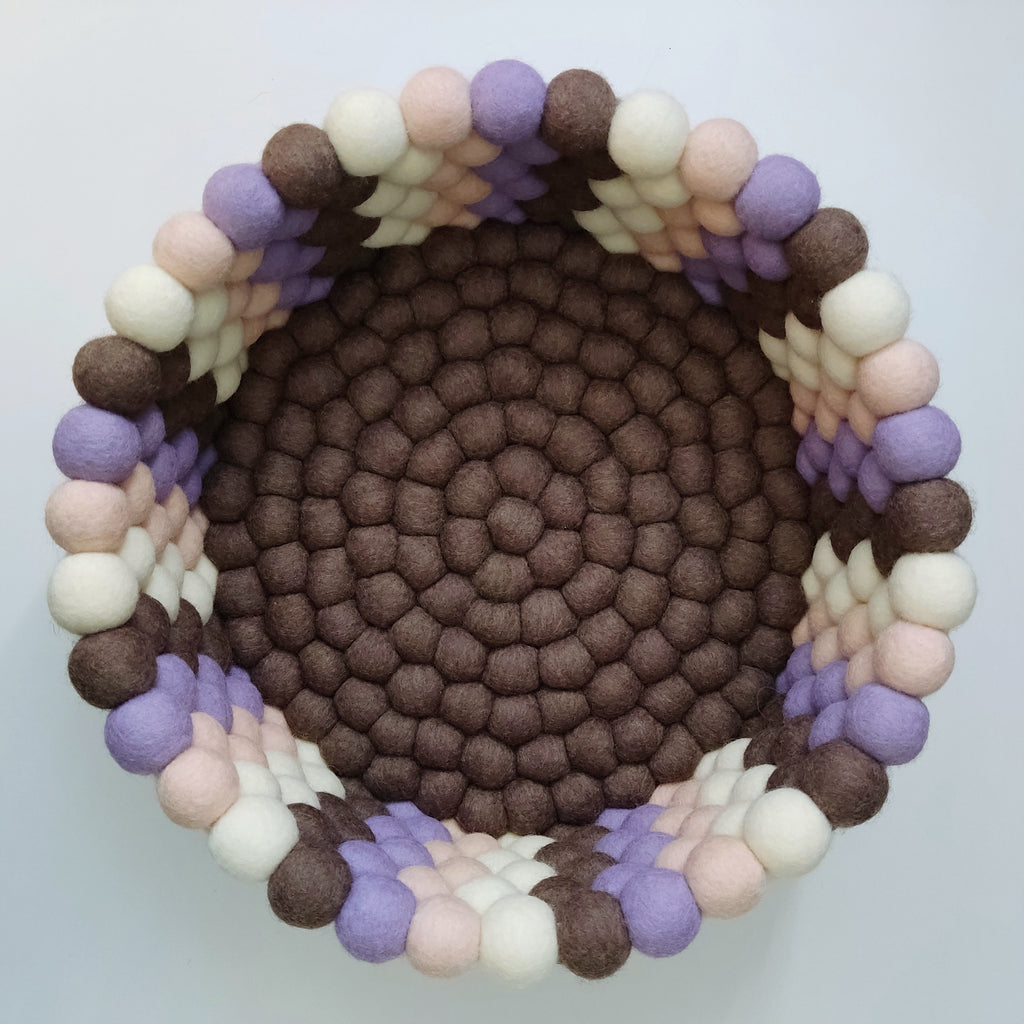 Corbeille en boules de feutre – panier Terre & Pétales, motif losange brun et mauve, vue de dessus