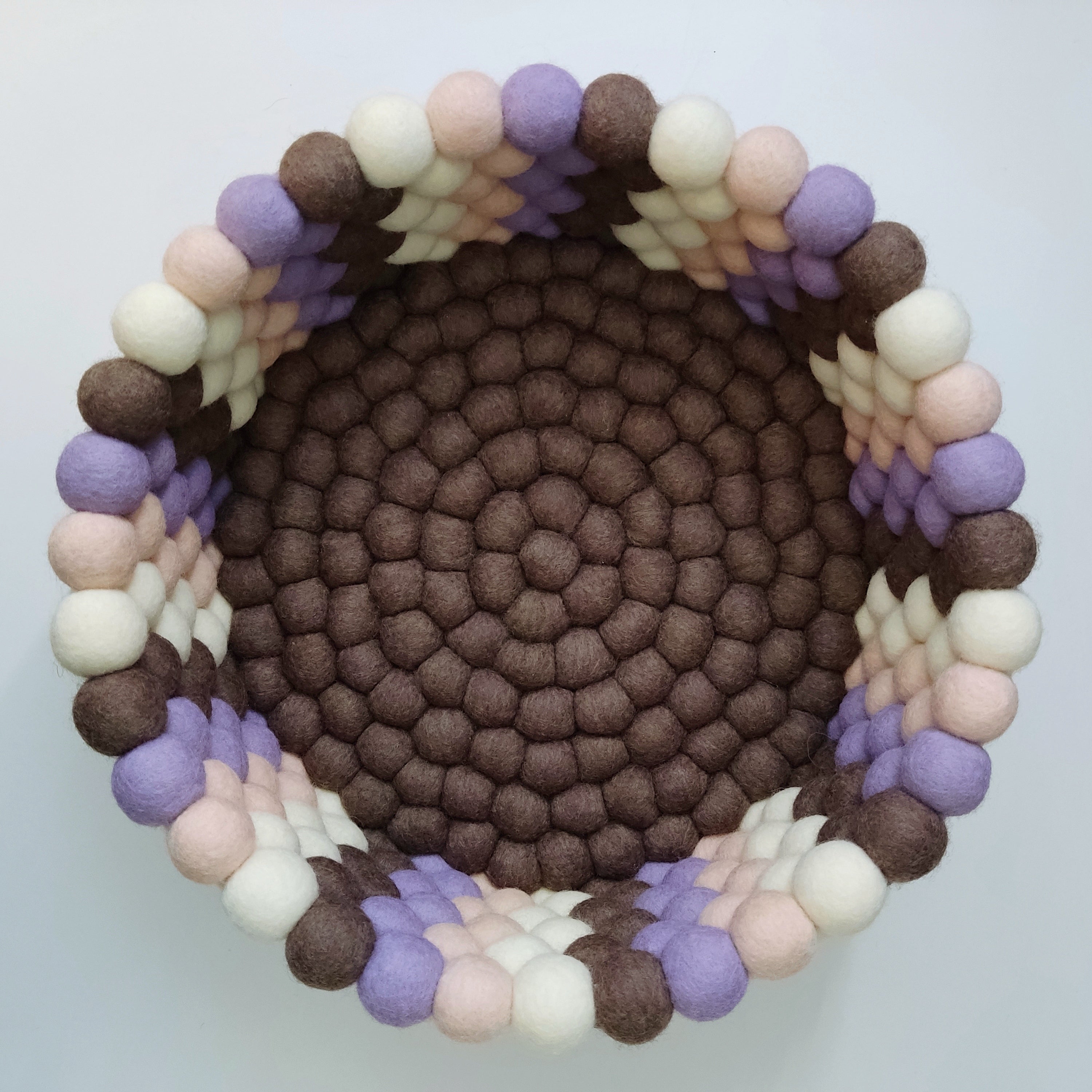 Corbeille en boules de feutre – panier Terre & Pétales, motif losange brun et mauve, vue de dessus