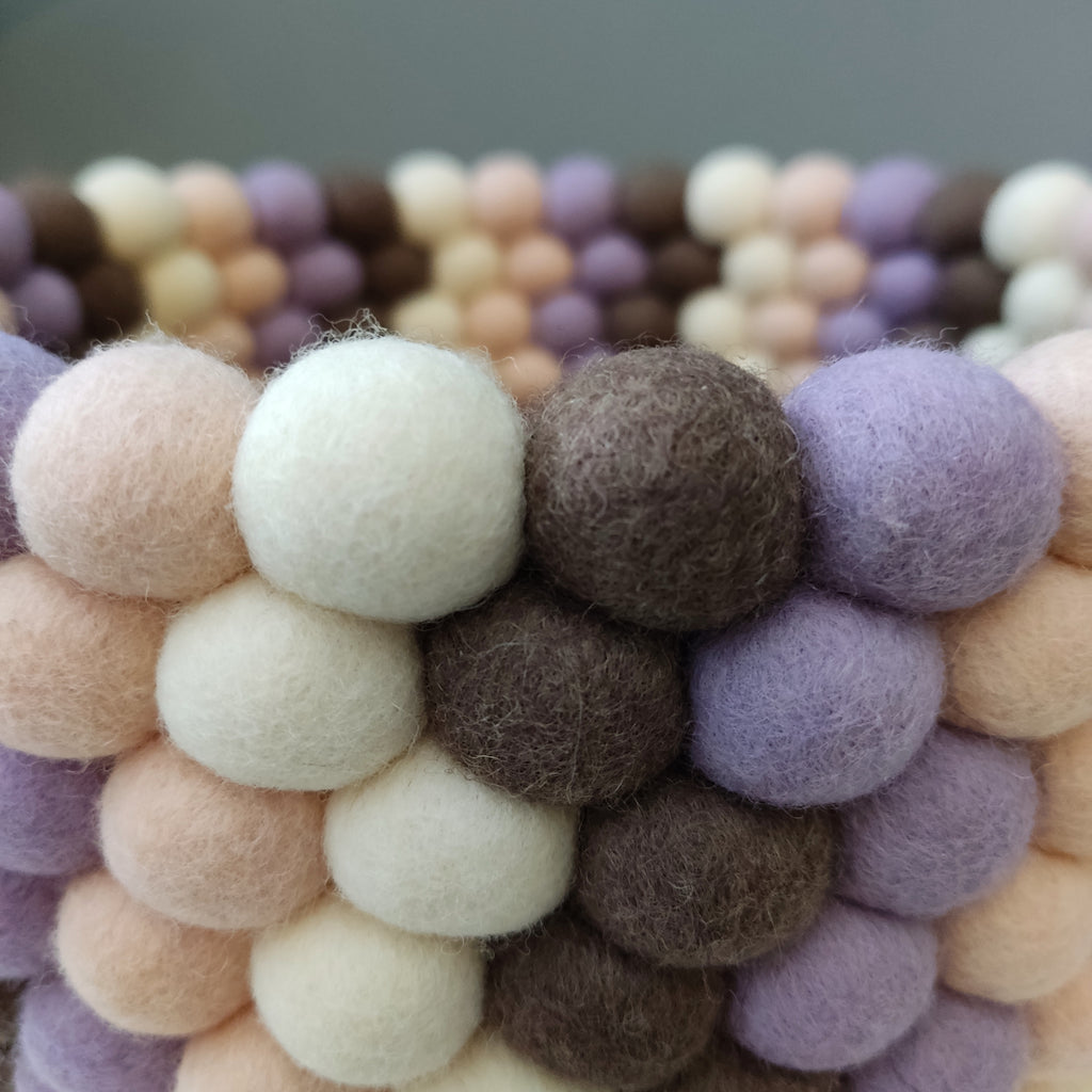 Zoom sur le panier décoratif en pompons feutrés – coloris Terre & Pétales, fait main