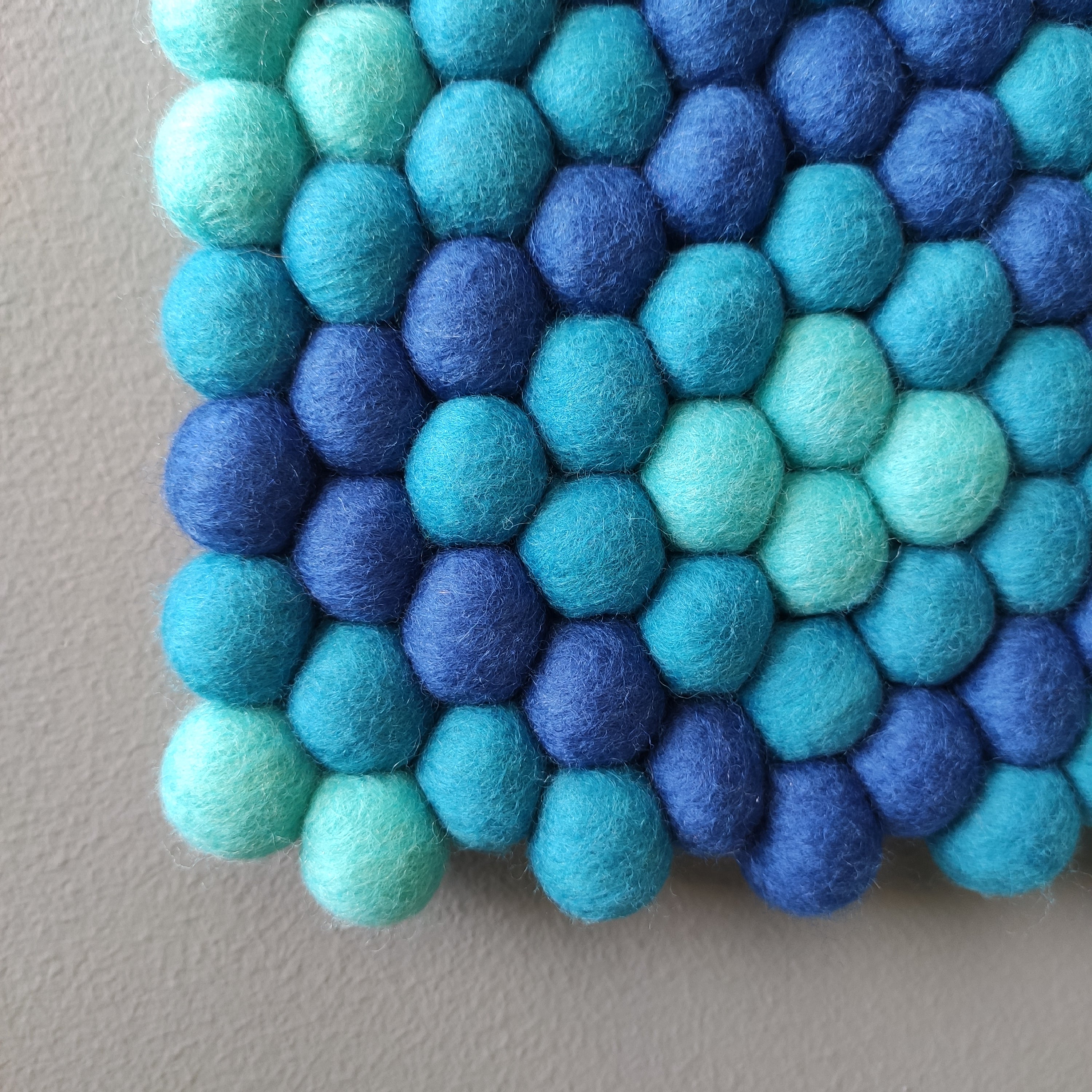 Tapisserie murale Abysses, détail du tissage artisanal en laine mérinos, tons bleu indigo, bleu océan et bleu lagon