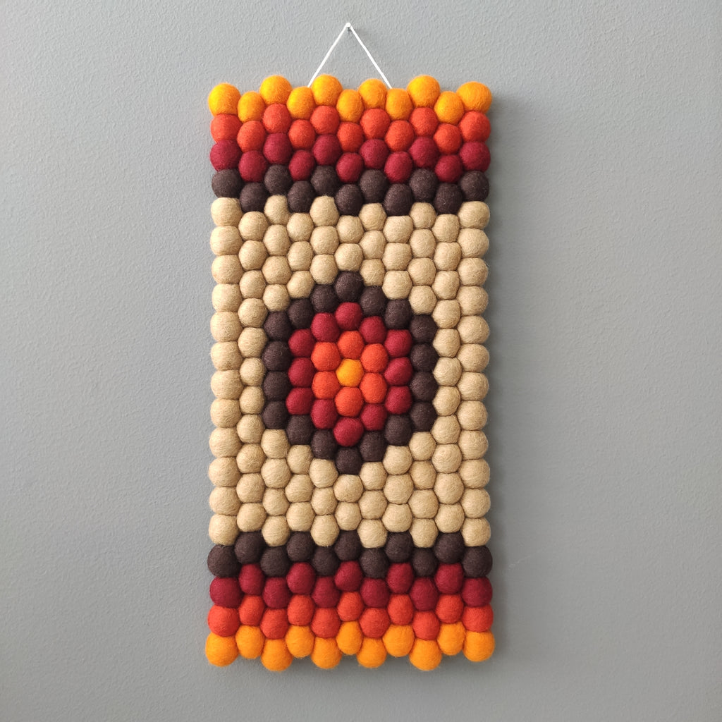 Tapisserie murale Automne Rétro – hexagone central brun, grenat et orange, laine Mérinos, fait main – CELAINEDECO