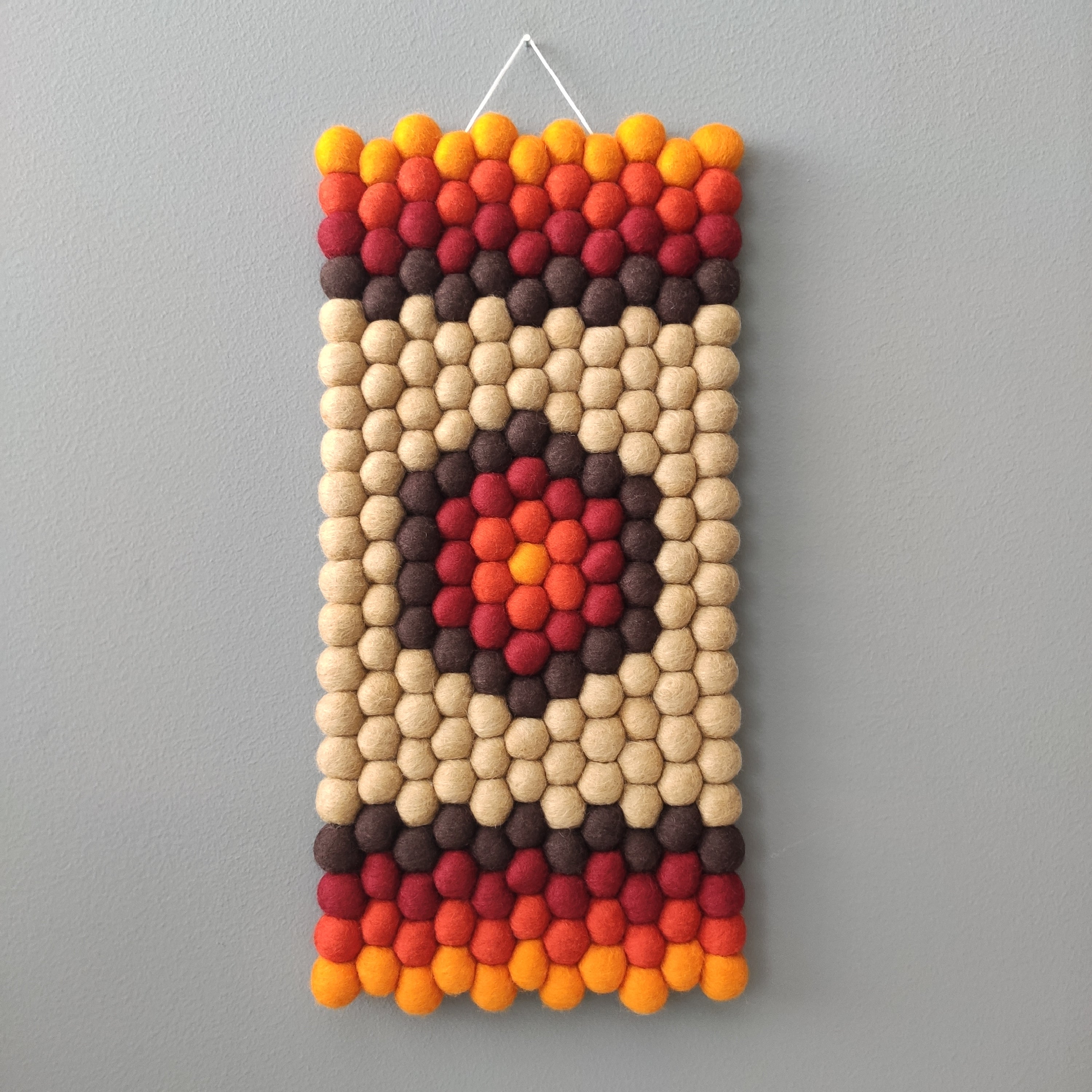 Tapisserie murale Automne Rétro – hexagone central brun, grenat et orange, laine Mérinos, fait main – CELAINEDECO