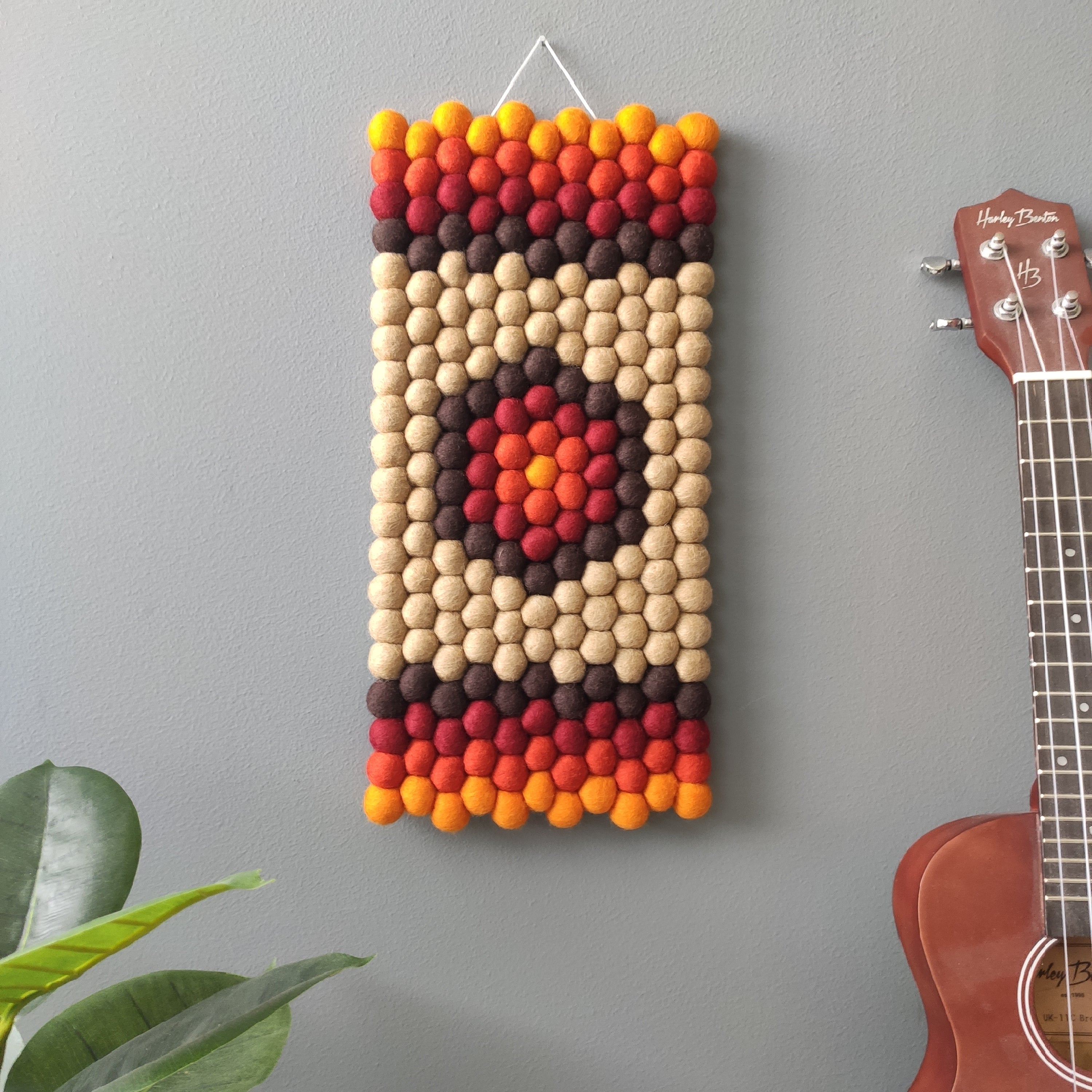 Tapisserie murale tissée main motif géométrique rétro seventies, teintes automnales brun cacao et orange marigold – CELAINEDECO