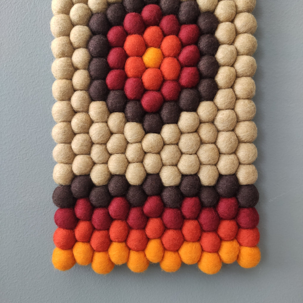 Détail pompons feutrés laine Mérinos tapisserie Automne Rétro, décoration murale artisanale bohème – CELAINEDECO