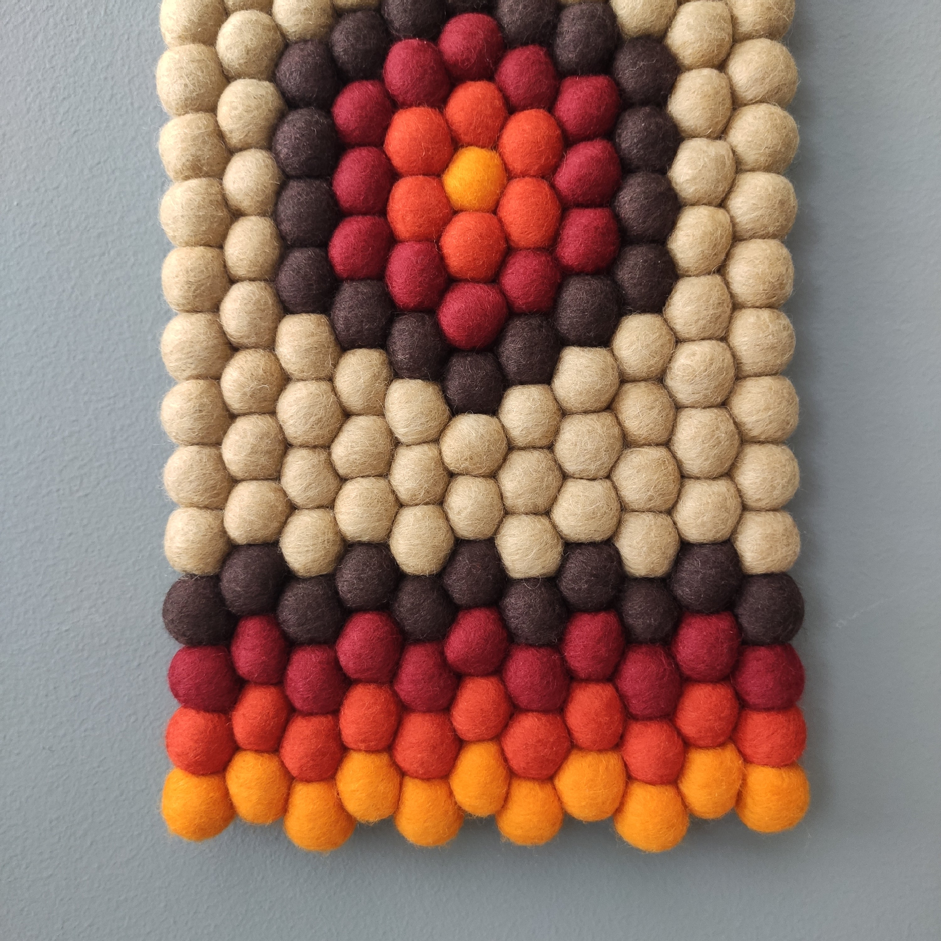 Détail pompons feutrés laine Mérinos tapisserie Automne Rétro, décoration murale artisanale bohème – CELAINEDECO