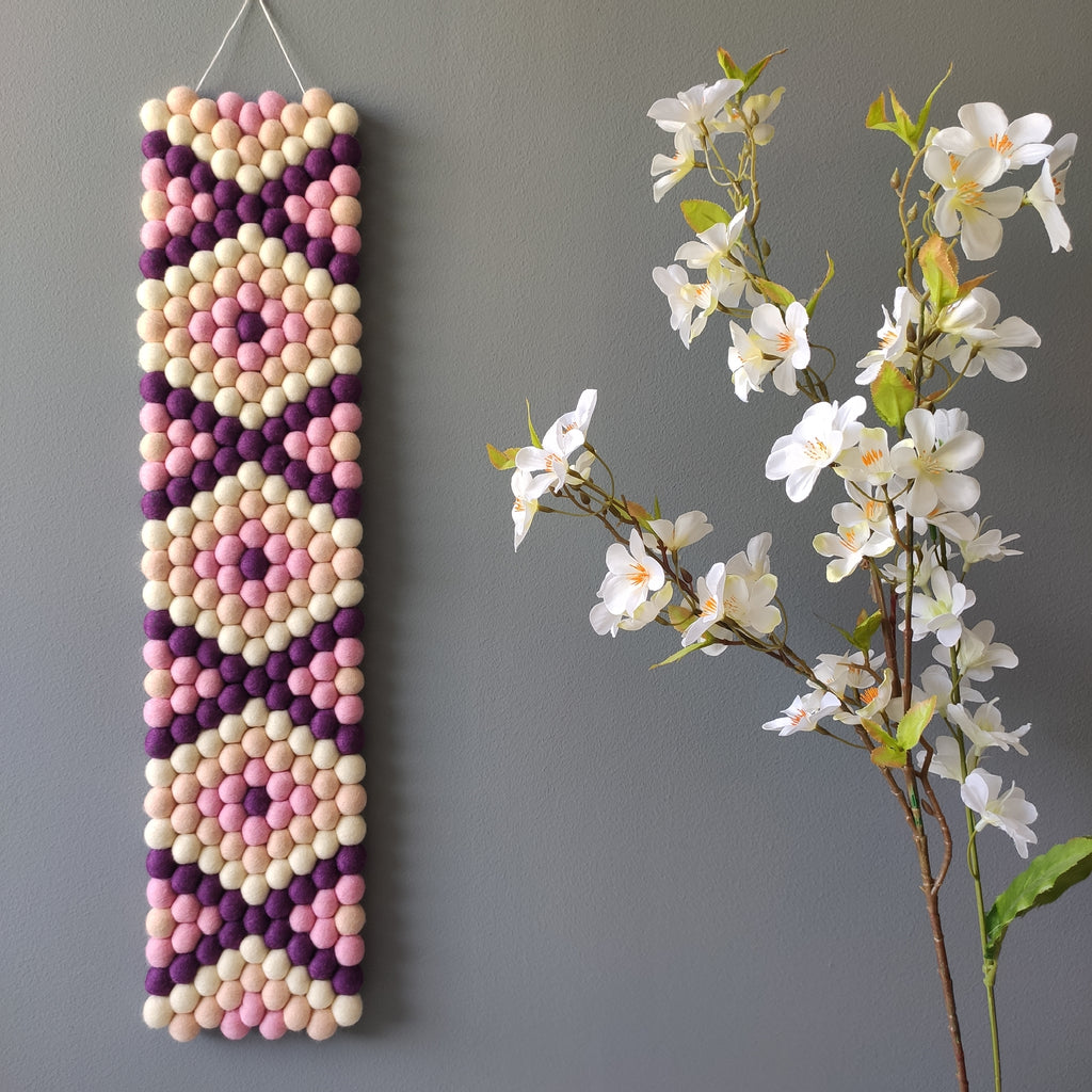 Tapisserie murale Bahia en laine Mérinos – mise en scène déco intérieure bohème avec fleurs | CELAINEDECO