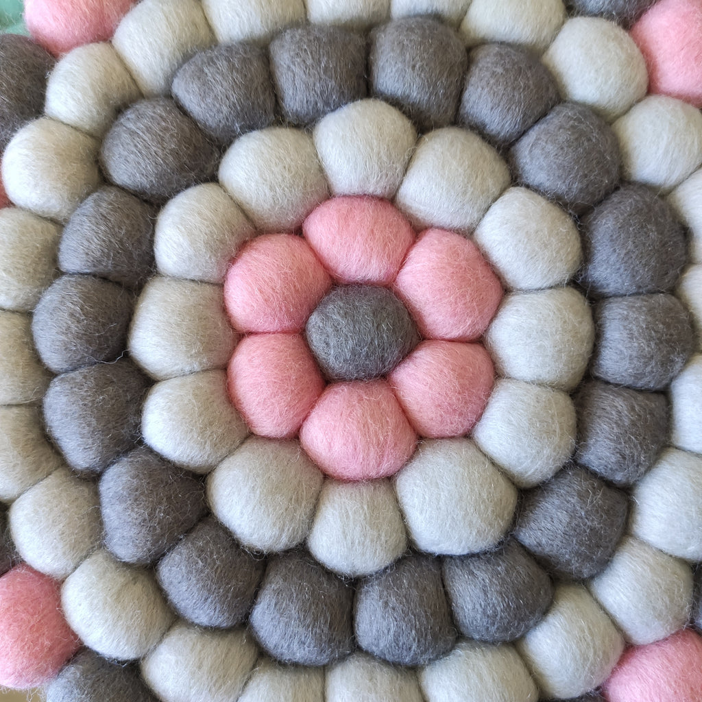 Tapisserie murale ronde Brume Rosée – détail des pompons feutrés en laine Mérinos gris fumé, gris perle et rose dragée – CELAINEDECO