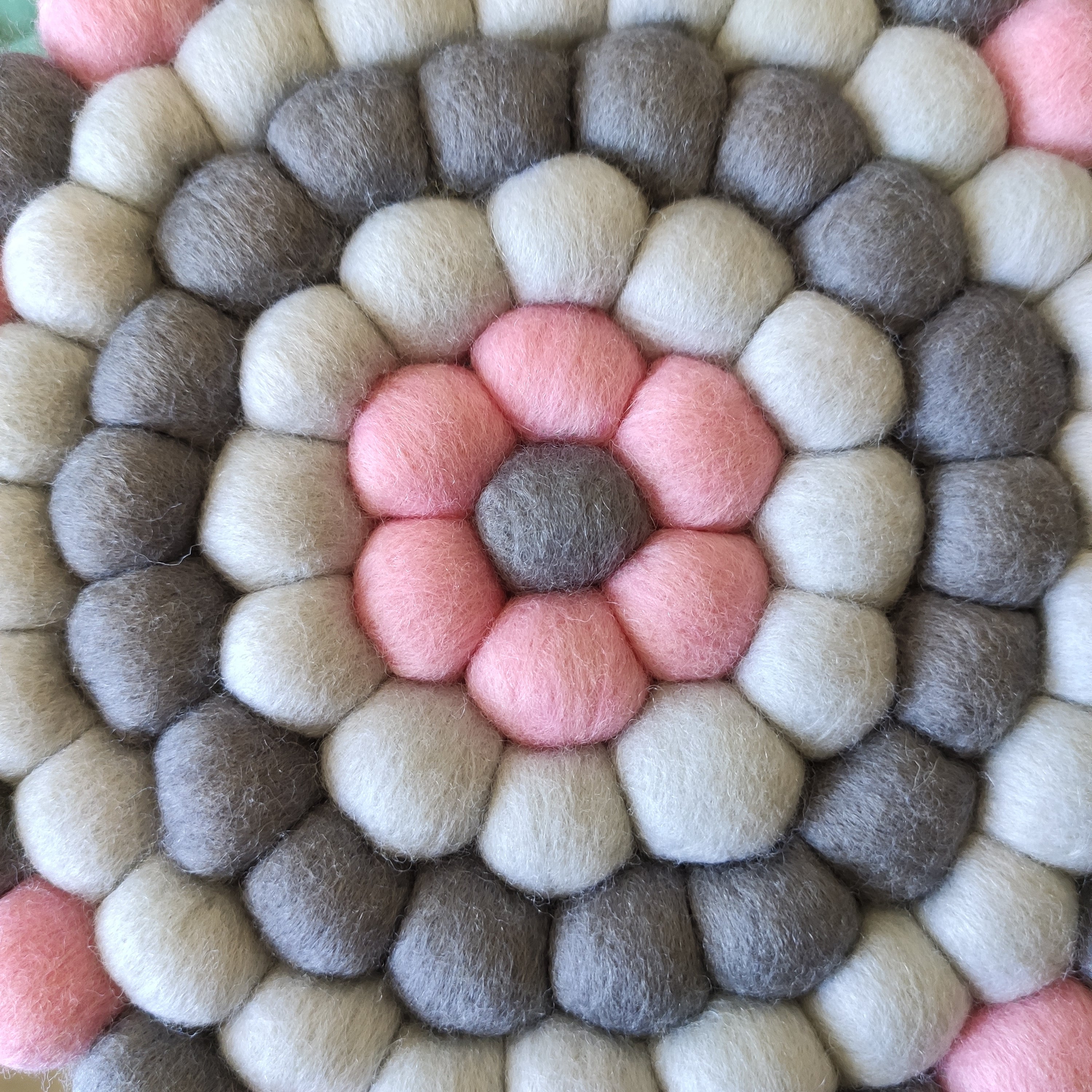 Tapisserie murale ronde Brume Rosée – détail des pompons feutrés en laine Mérinos gris fumé, gris perle et rose dragée – CELAINEDECO
