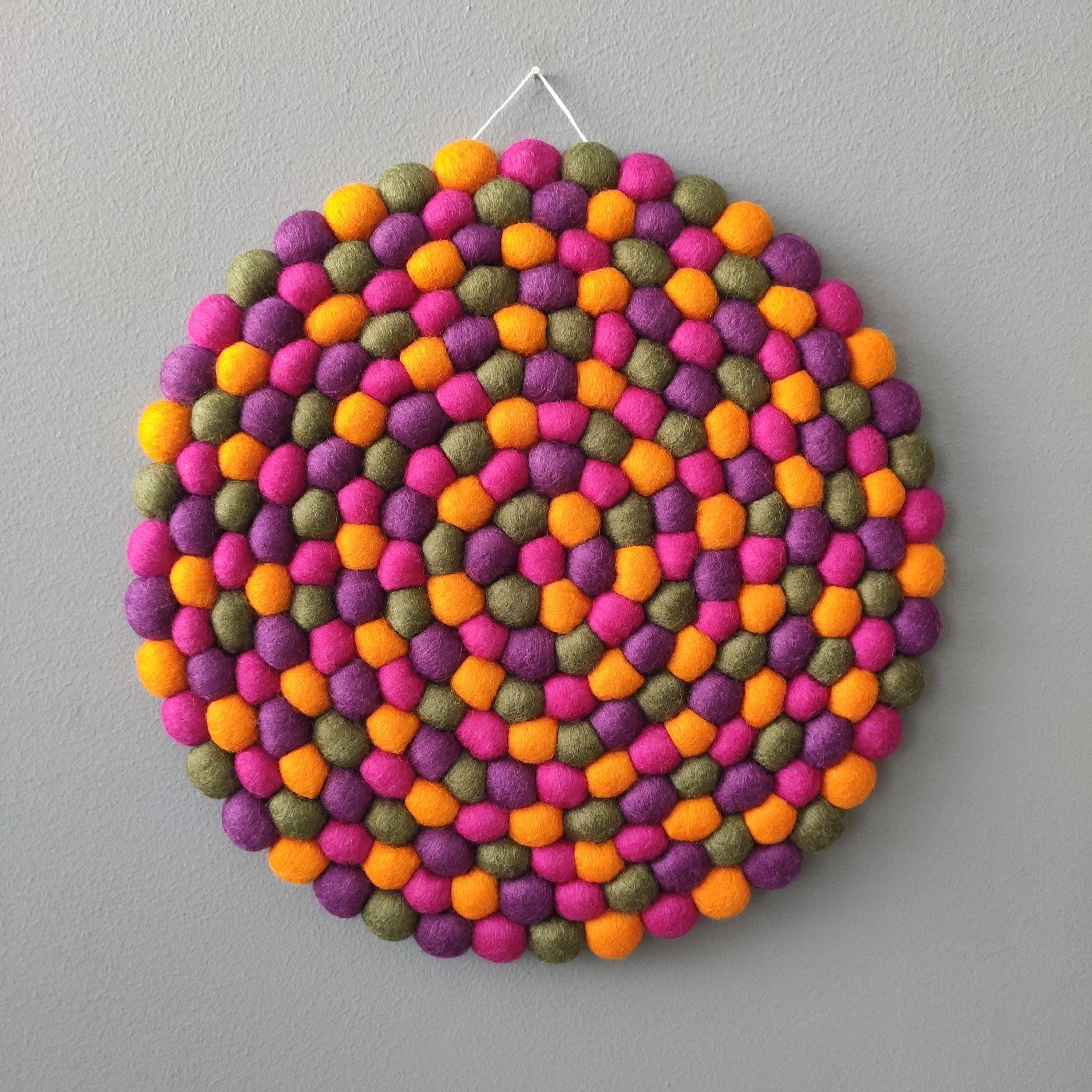 Tapisserie murale ronde Dahlia en laine mérinos feutrée – pompons fuchsia, orange, violine et vert olive – 31 cm – CELAINEDECO