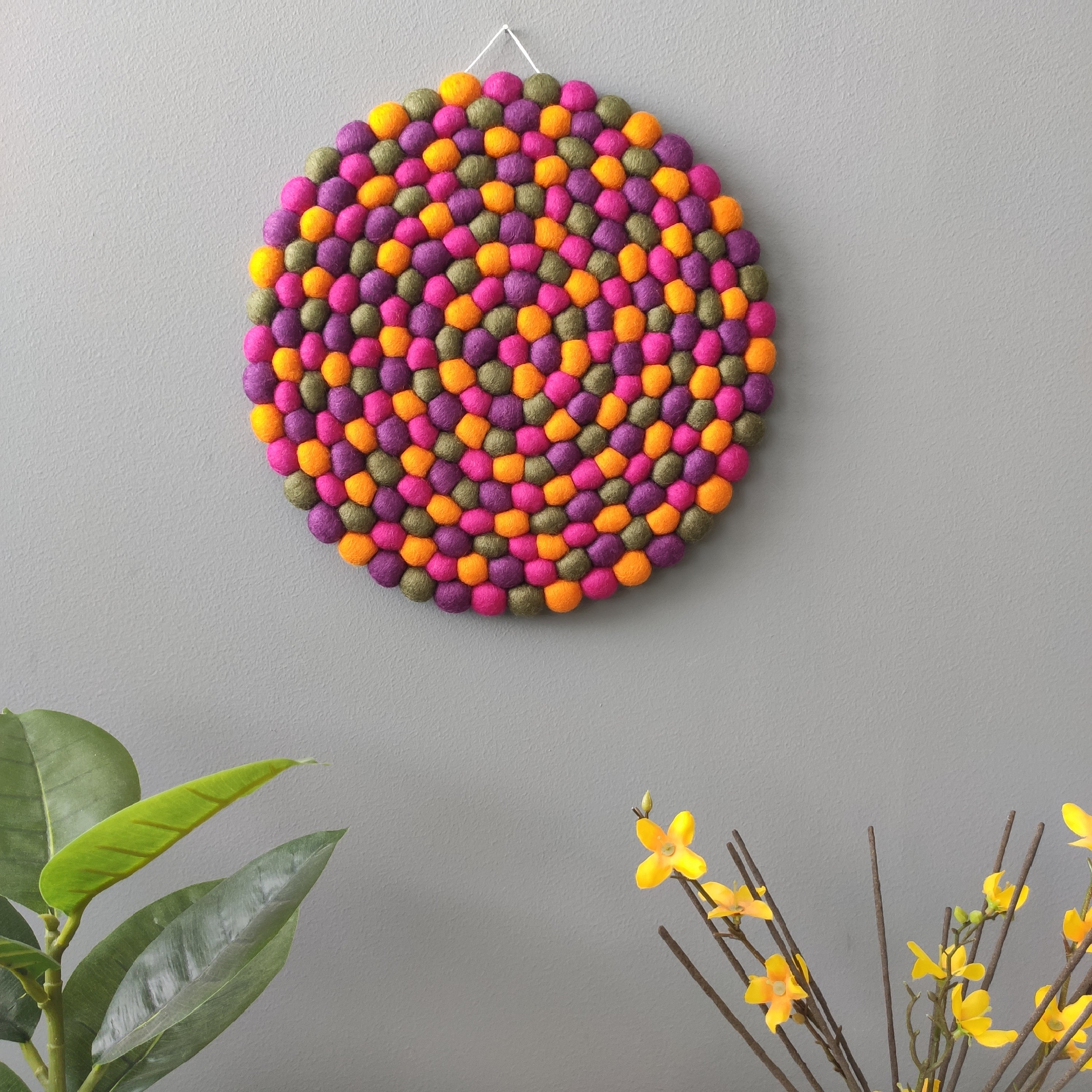 Tapisserie murale Dahlia faite main – composition ronde en pompons de laine feutrée aux teintes florales vibrantes – décoration murale artisanale