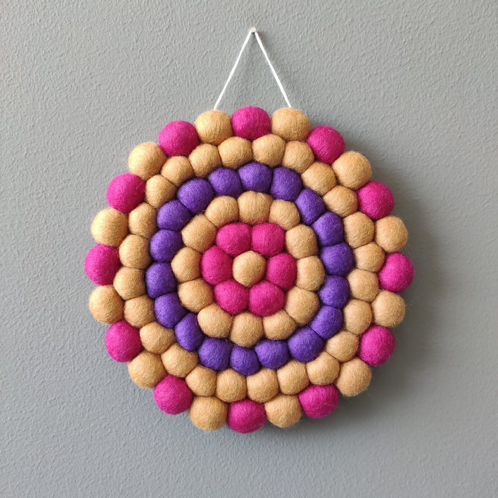 Tapisserie murale Electra – Ronde en laine Mérinos beige sable, violet électrique et rose fuchsia, faite main en France