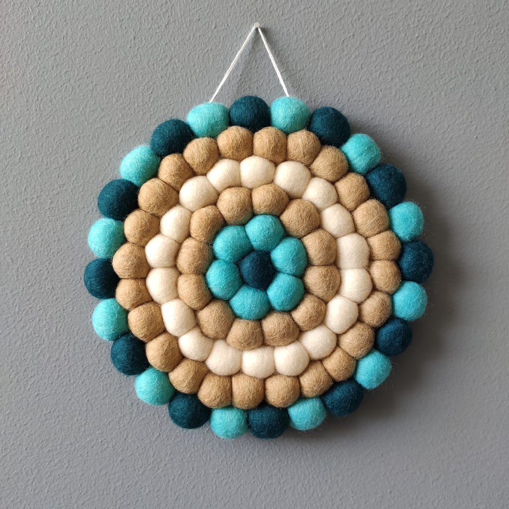 Tapisserie murale Embruns – Laine mérinos Beige Dune, Blanc Crème, Bleu Pétrole et Bleu Lagon – 20 cm – CELAINEDECO