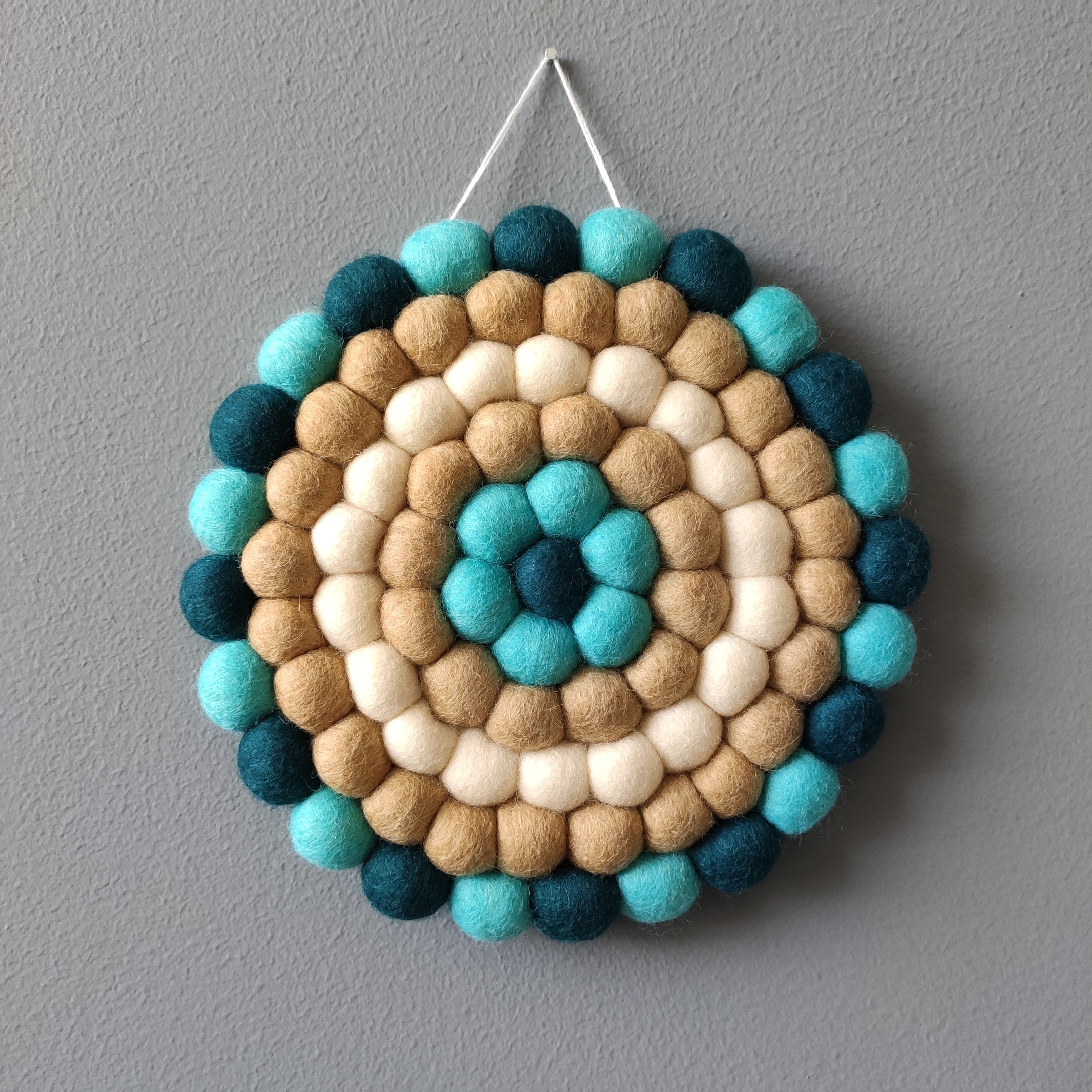 Tapisserie murale Embruns – Laine mérinos Beige Dune, Blanc Crème, Bleu Pétrole et Bleu Lagon – 20 cm – CELAINEDECO