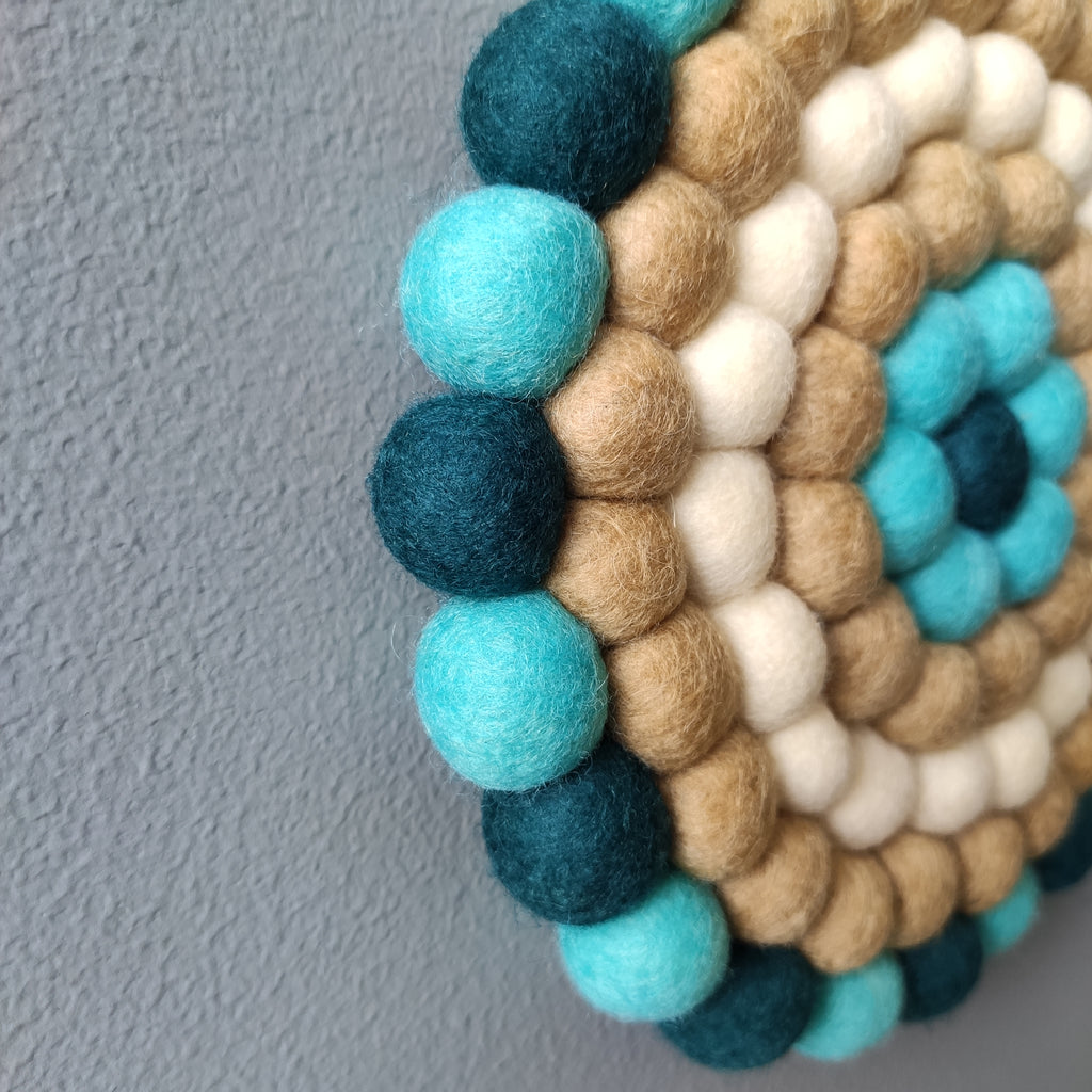 Détail tissage tapisserie Embruns – laine mérinos Bleu Pétrole et Bleu Lagon – artisanat français – CELAINEDECO