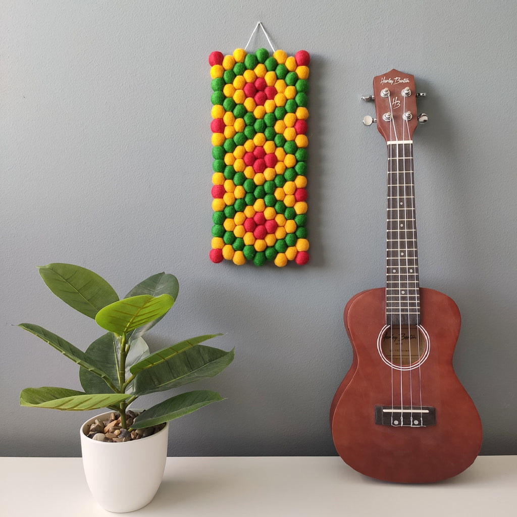 Tapisserie murale Fiesta – Vue d'ensemble format vertical 15x33 cm avec plante et guitare sur un meuble, décoration murale artisanale française