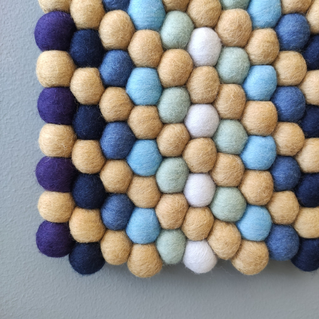 Détail dégradé laine Mérinos tapisserie Fjord, sept teintes scandinaves, décoration murale artisanale – CELAINEDECO