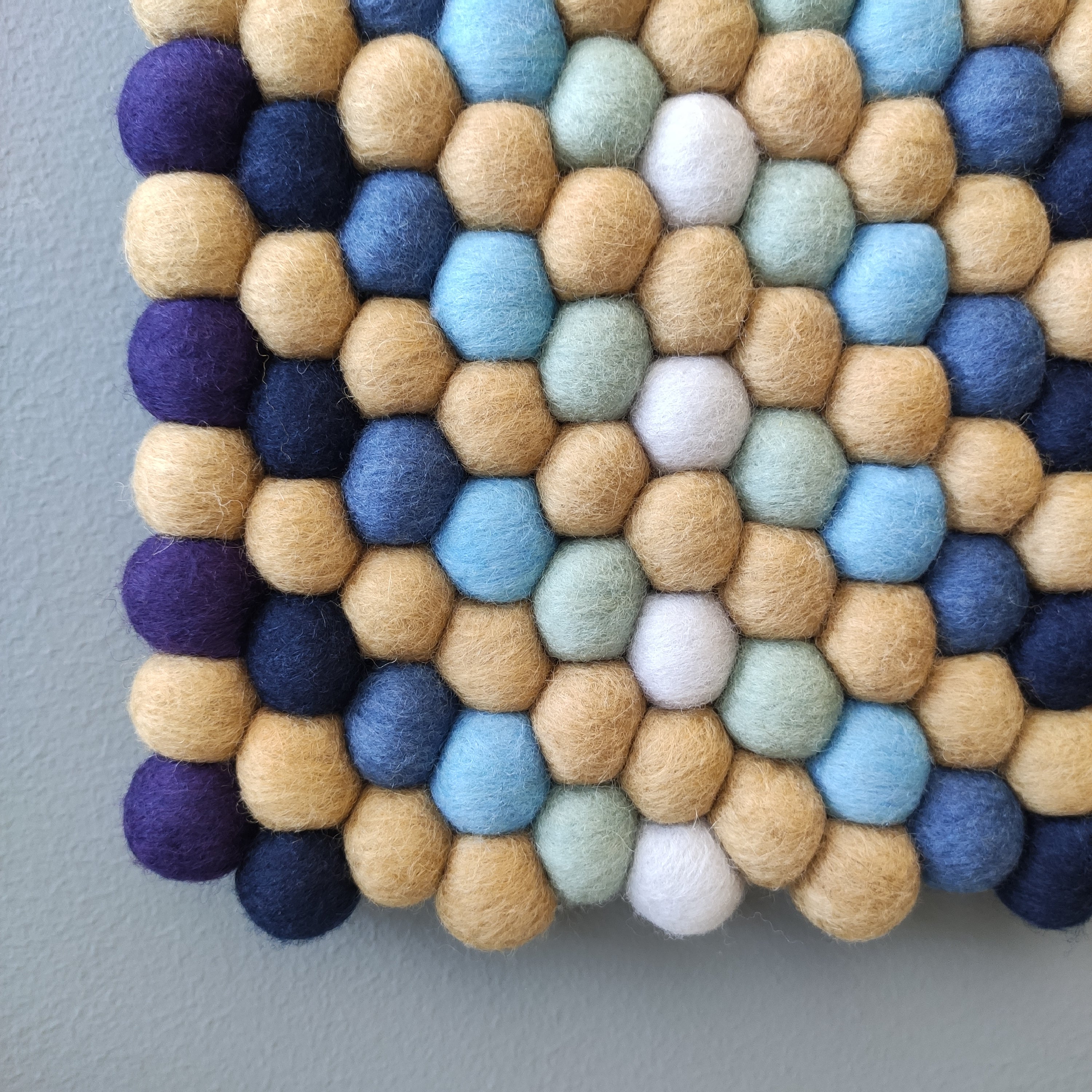 Détail dégradé laine Mérinos tapisserie Fjord, sept teintes scandinaves, décoration murale artisanale – CELAINEDECO