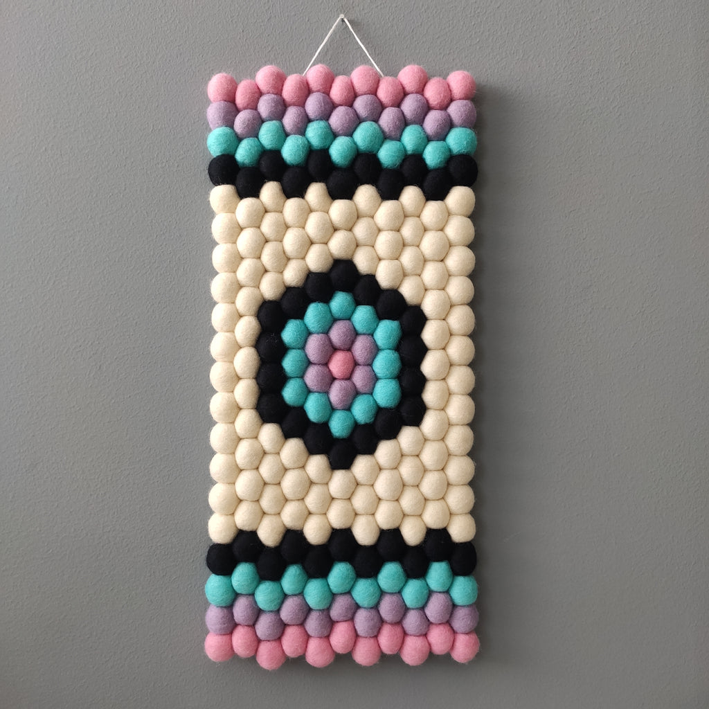Tapisserie murale Kaléidoscope en laine Mérinos – motif hexagonal géométrique pompons noir, blanc crème, rose dragée, bleu lagon et mauve – CELAINEDECO