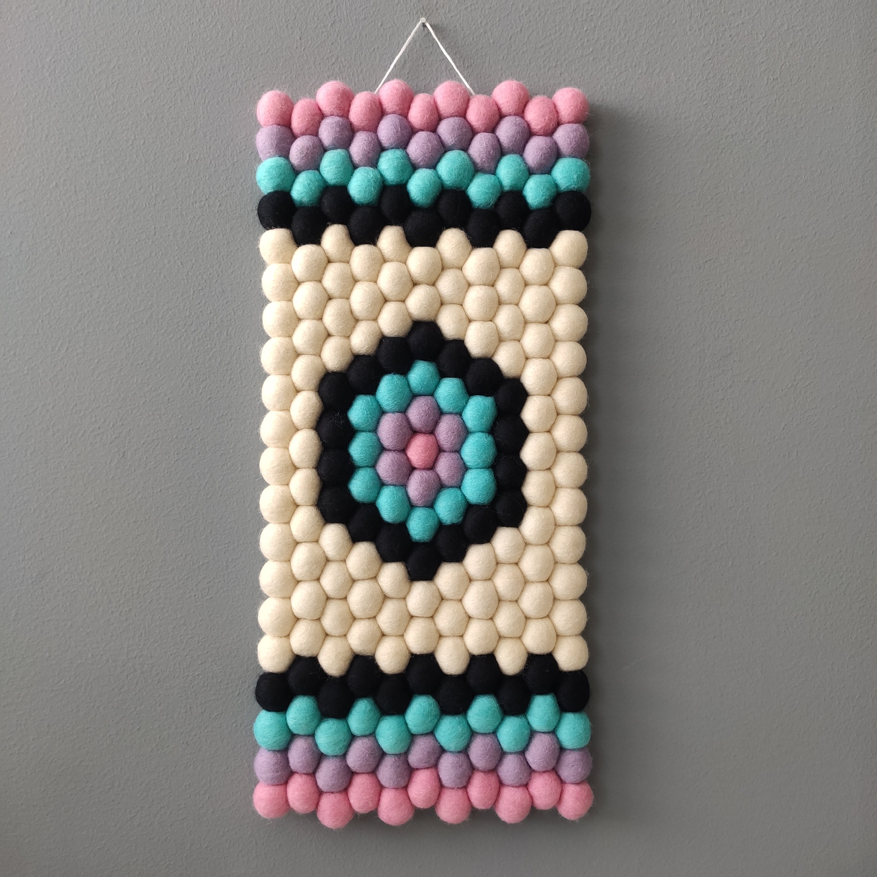 Tapisserie murale Kaléidoscope en laine Mérinos – motif hexagonal géométrique pompons noir, blanc crème, rose dragée, bleu lagon et mauve – CELAINEDECO