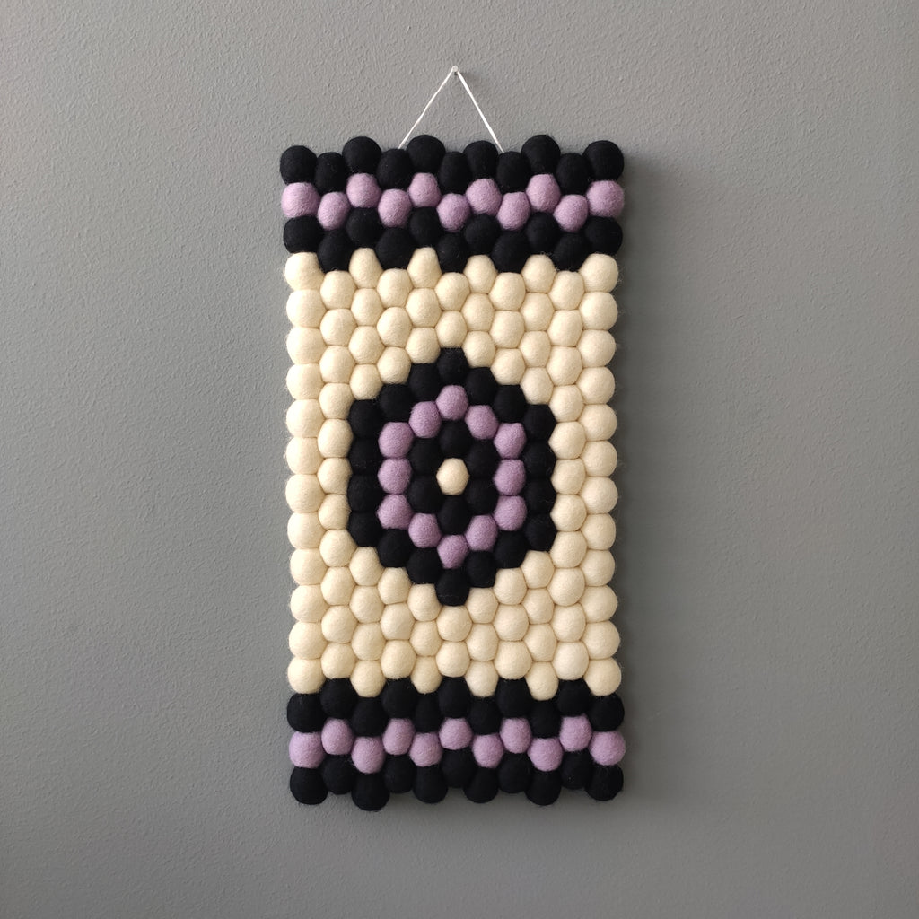 Tapisserie murale Kilim en laine Mérinos – motif hexagonal noir graphite, blanc crème et mauve – CELAINEDECO