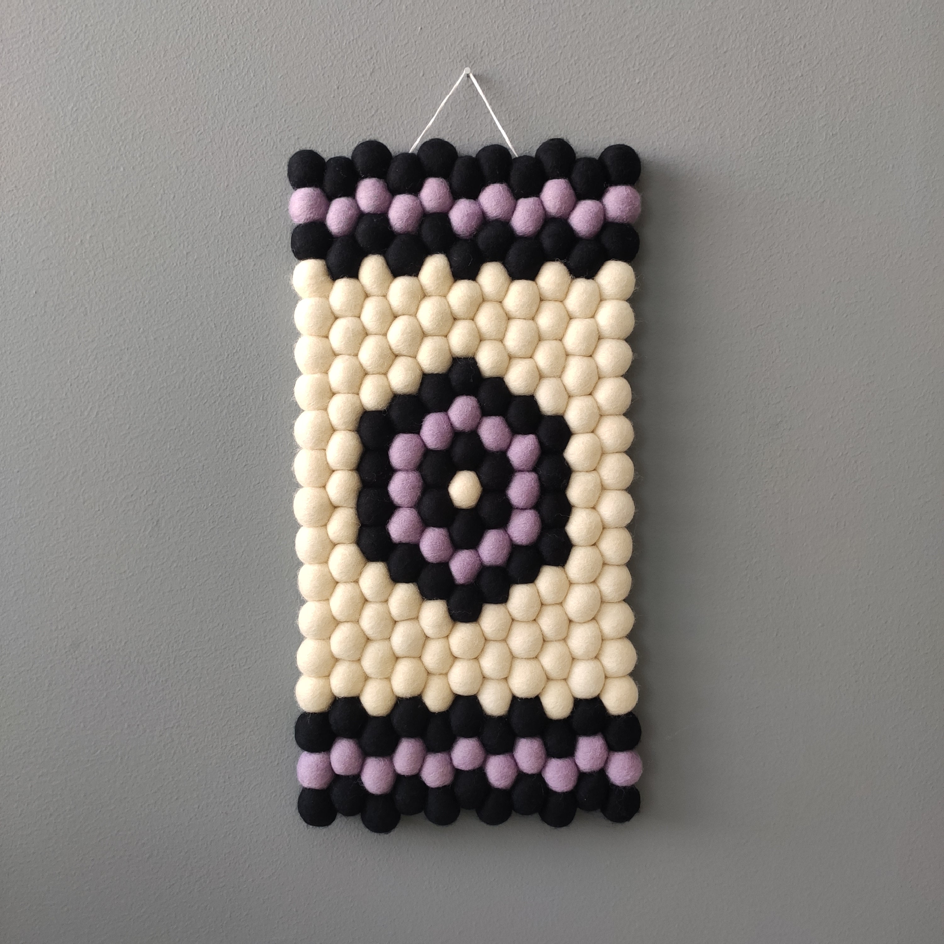 Tapisserie murale Kilim en laine Mérinos – motif hexagonal noir graphite, blanc crème et mauve – CELAINEDECO