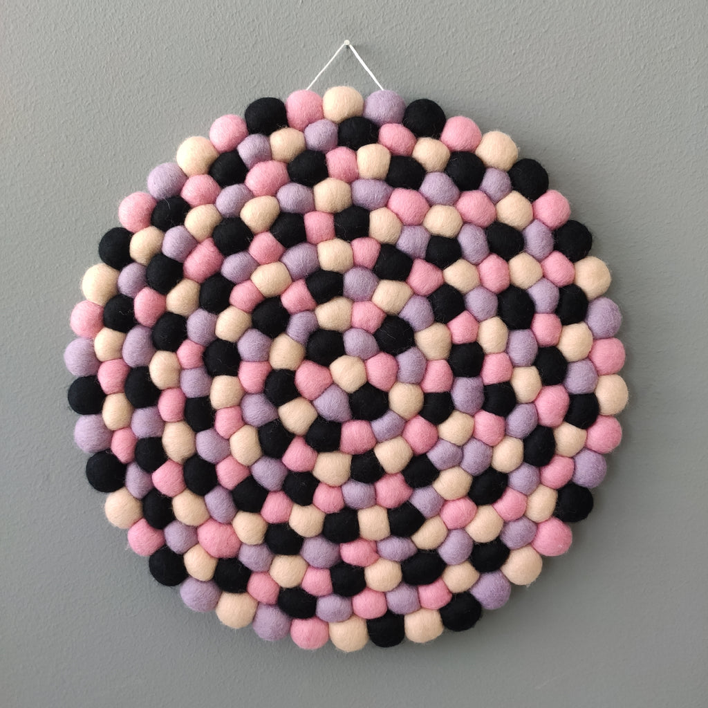 Tapisserie murale Minuit Poudré – détail pompons feutrés laine Mérinos mauve, rose dragée et noir graphite – fait main – CELAINEDECO