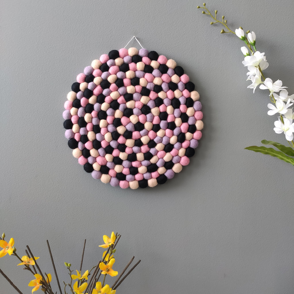 Tapisserie Minuit Poudré ronde Ø 31 cm – pois aléatoires laine Mérinos – tons poudrés et noir – décoration murale artisanale – CELAINEDECO