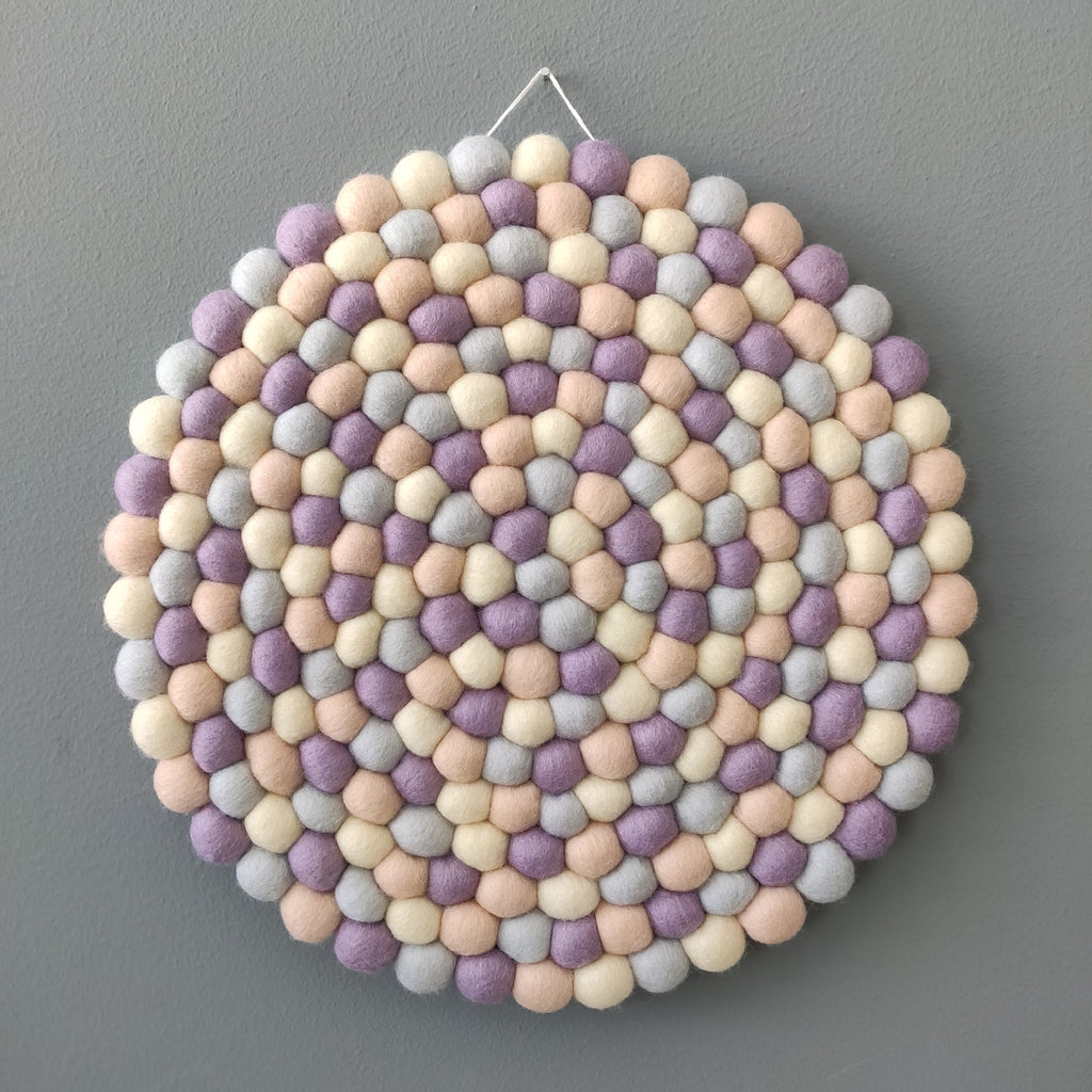 Tapisserie murale ronde Nacre en laine Mérinos – pompons blanc crème, beige rosé, mauve et gris perle – Ø 31 cm, fait main en France – CELAINEDECO