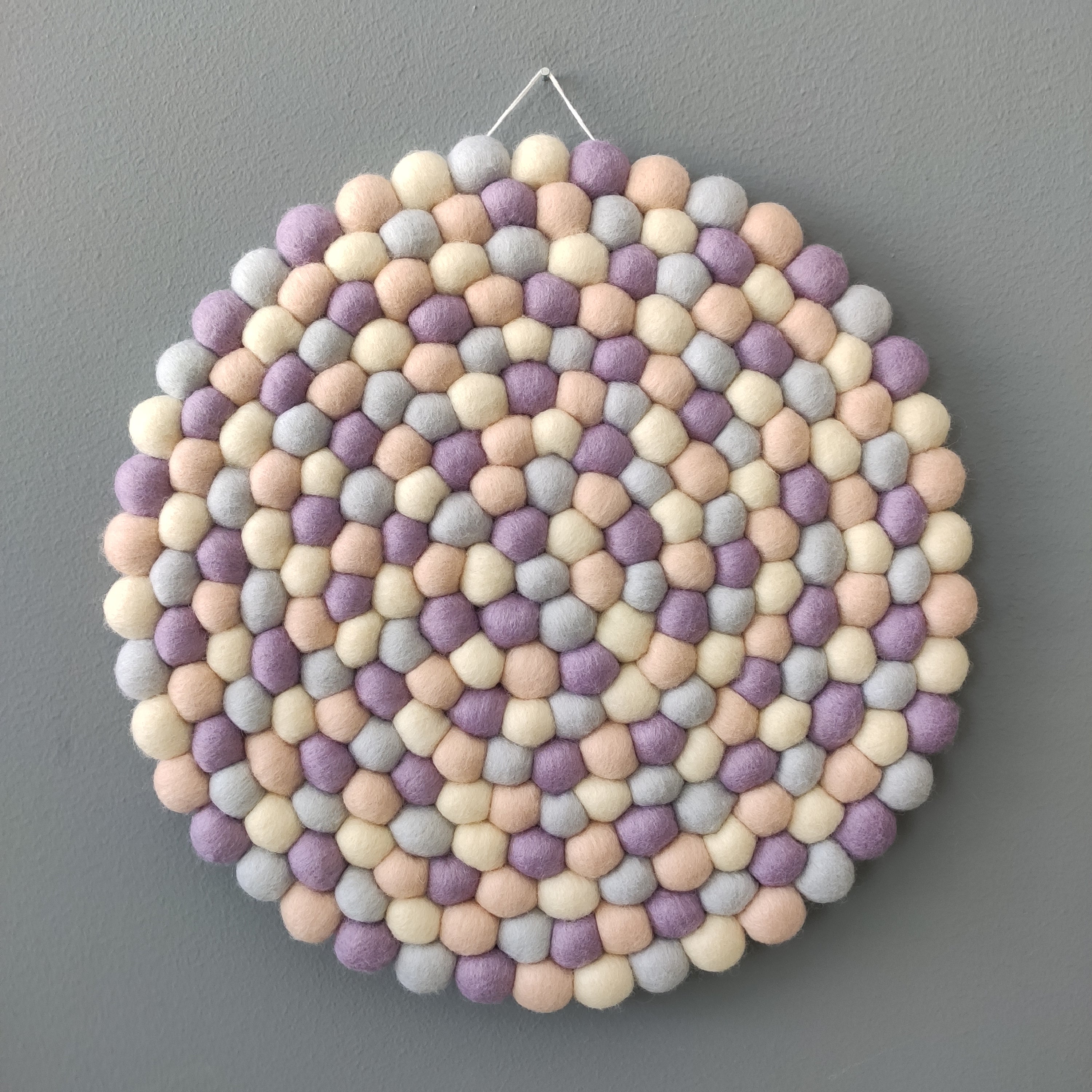 Tapisserie murale ronde Nacre en laine Mérinos – pompons blanc crème, beige rosé, mauve et gris perle – Ø 31 cm, fait main en France – CELAINEDECO