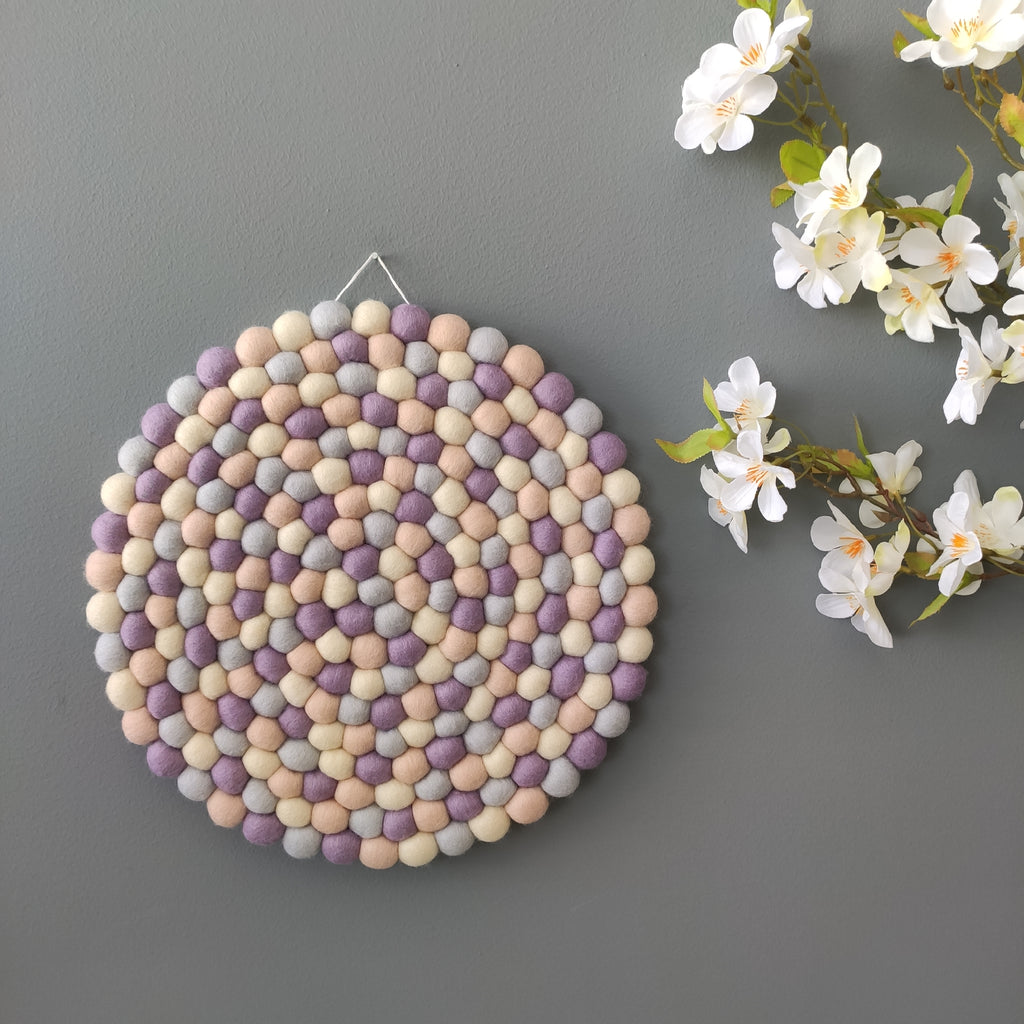 Tapisserie murale ronde Nacre – palette nacrée blanc, mauve, gris perle et beige rosé – tissage artisanal vue de face – CELAINEDECO