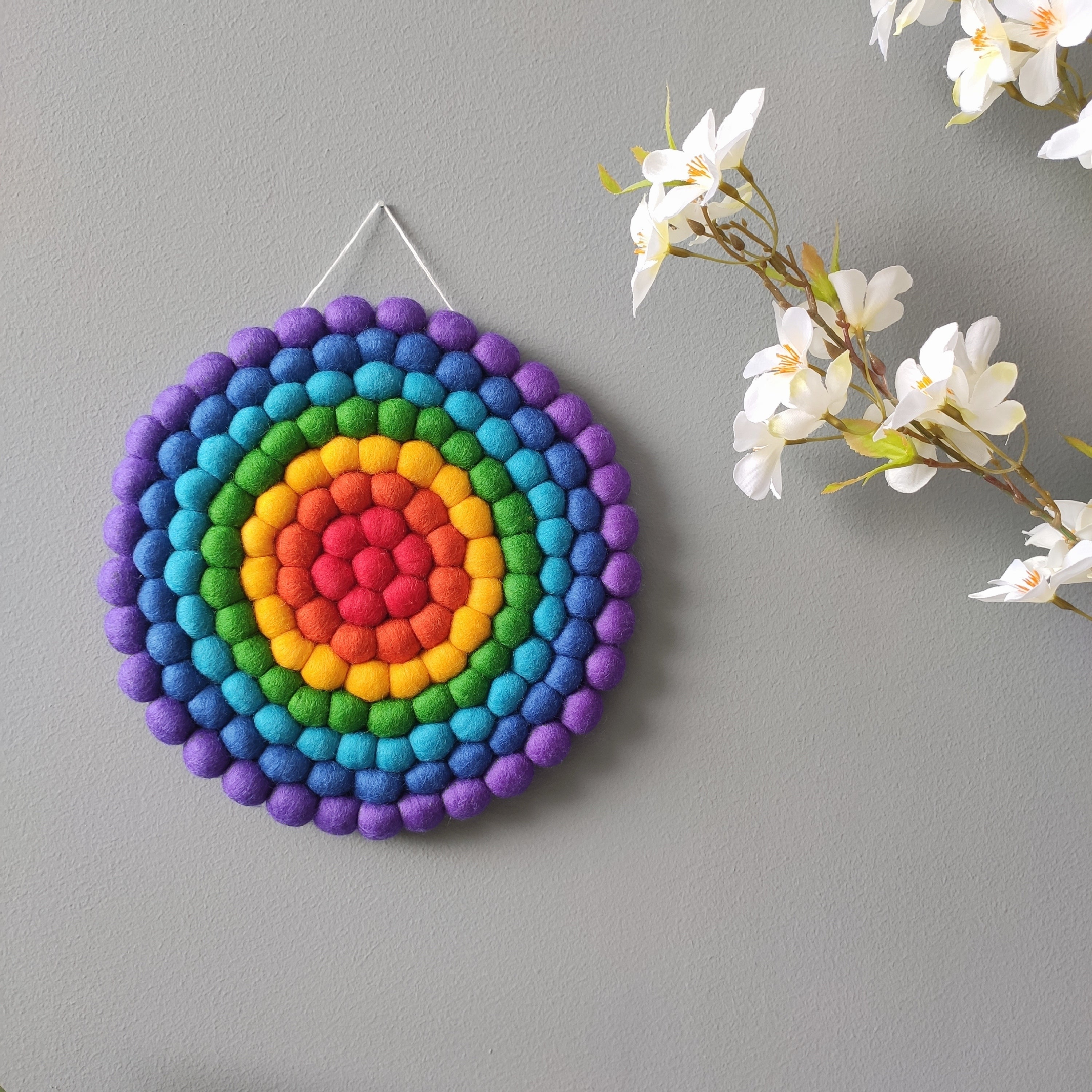 Tapisserie murale Ronde Arc-en-Ciel – Mise en scène déco avec fleurs, diamètre 25 cm, décoration murale artisanale française
