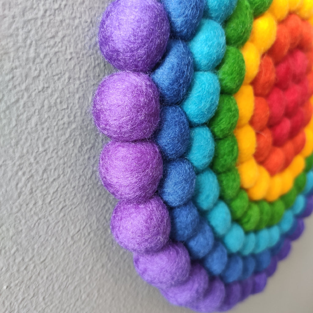 Tapisserie murale Ronde Arc-en-Ciel – Détail des pompons feutrés, 7 couleurs du spectre du rouge au violet