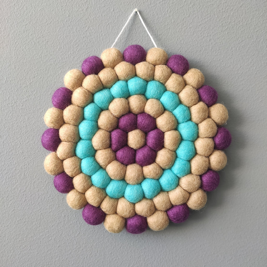 Tapisserie murale ronde Solstice – laine Mérinos beige dune, violine et bleu lagon – 20 cm – CELAINEDECO