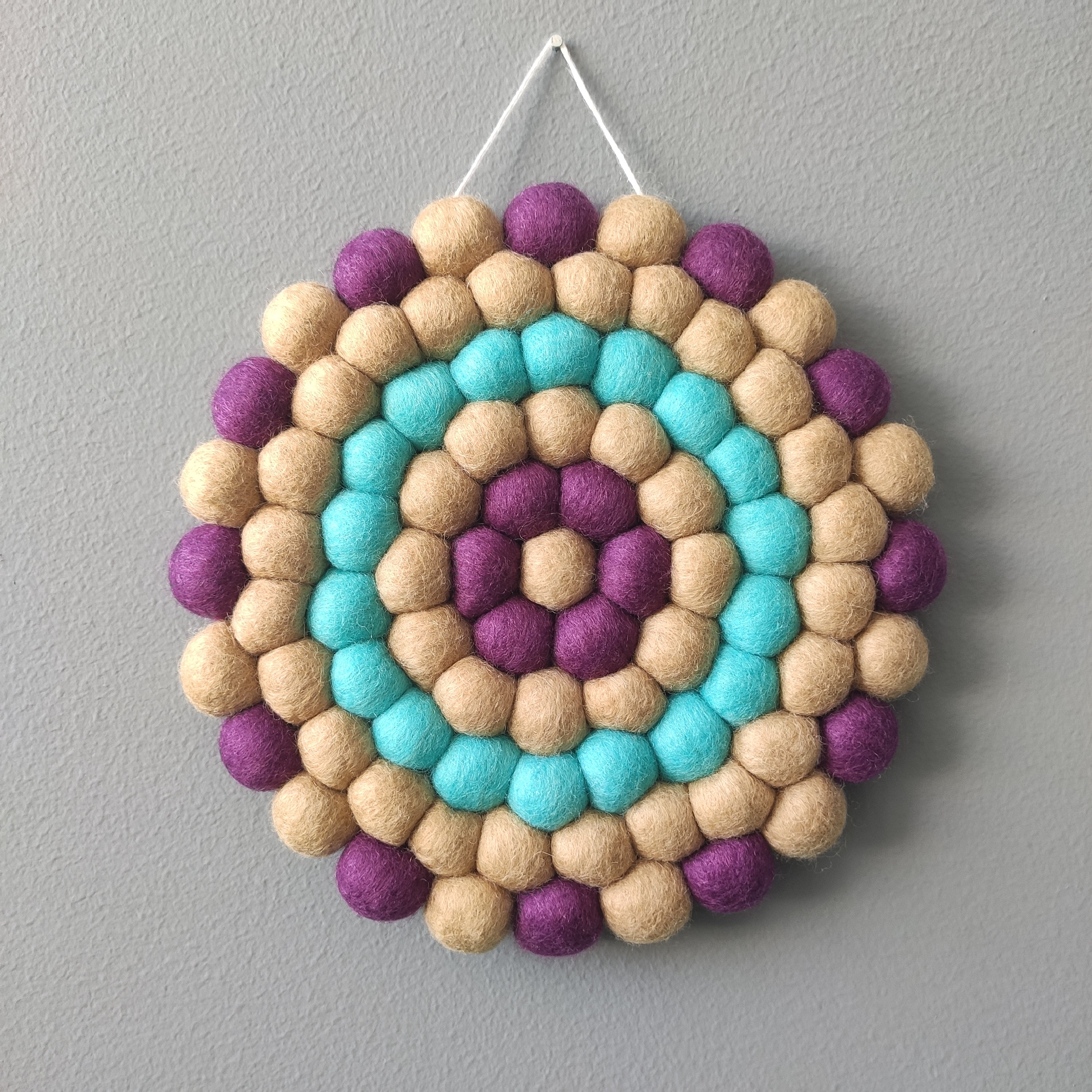 Tapisserie murale ronde Solstice – laine Mérinos beige dune, violine et bleu lagon – 20 cm – CELAINEDECO